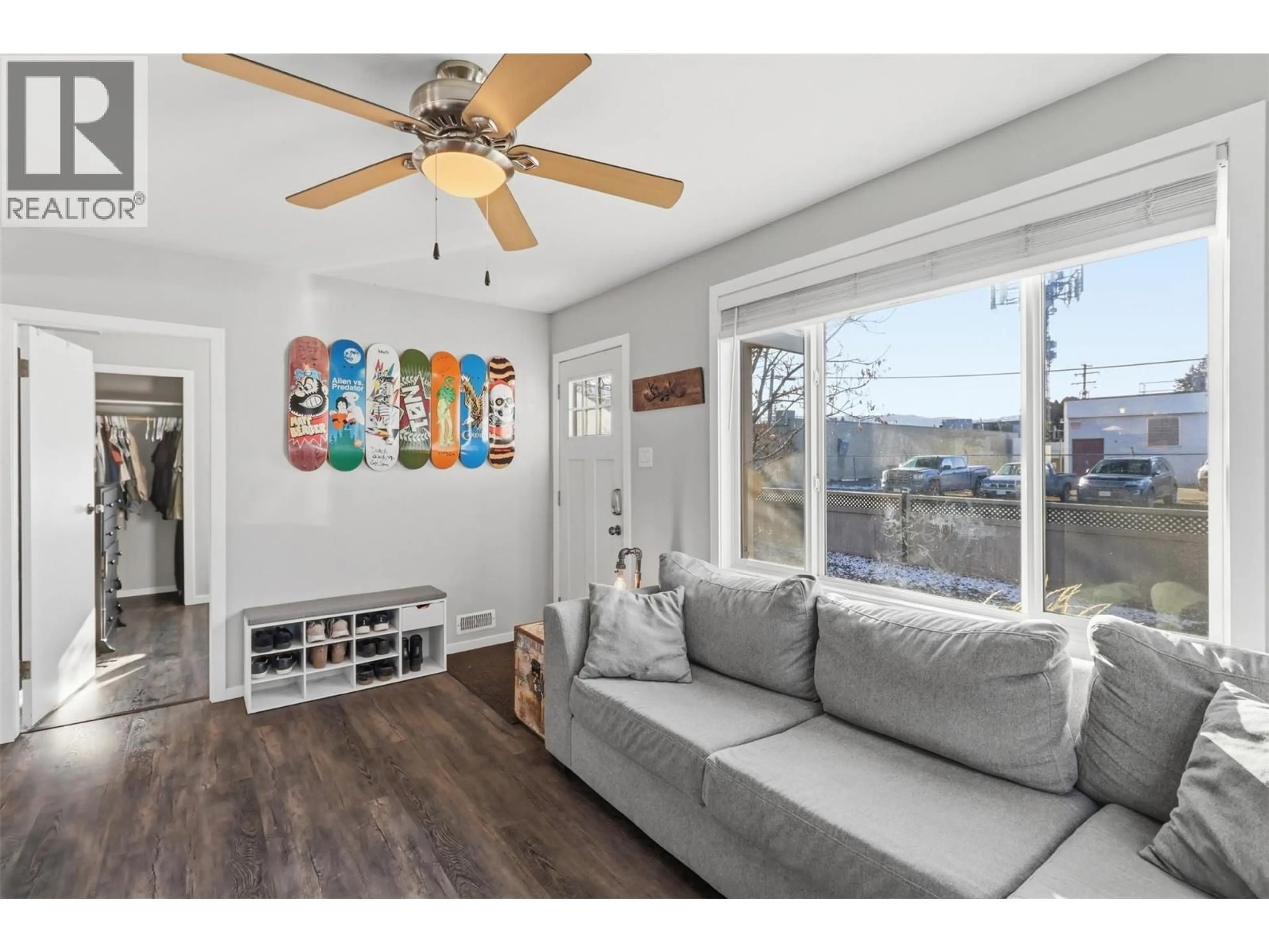 Living room with furniture, wood/laminate floor for 922 WESTMINSTER AVENUE, Kamloops British Columbia V2B1P1