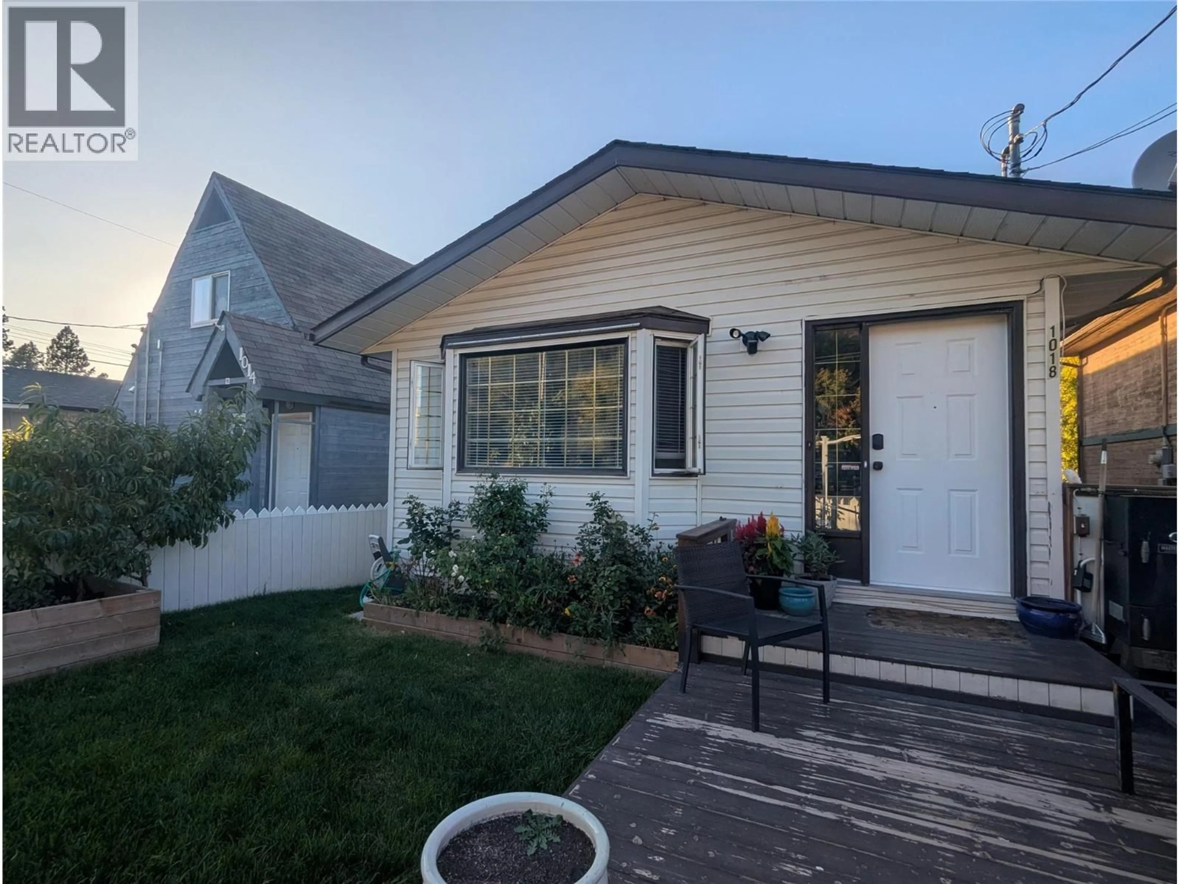 Home with vinyl exterior material, street for 1018 HILLSIDE AVENUE, Chase British Columbia V0E1M0