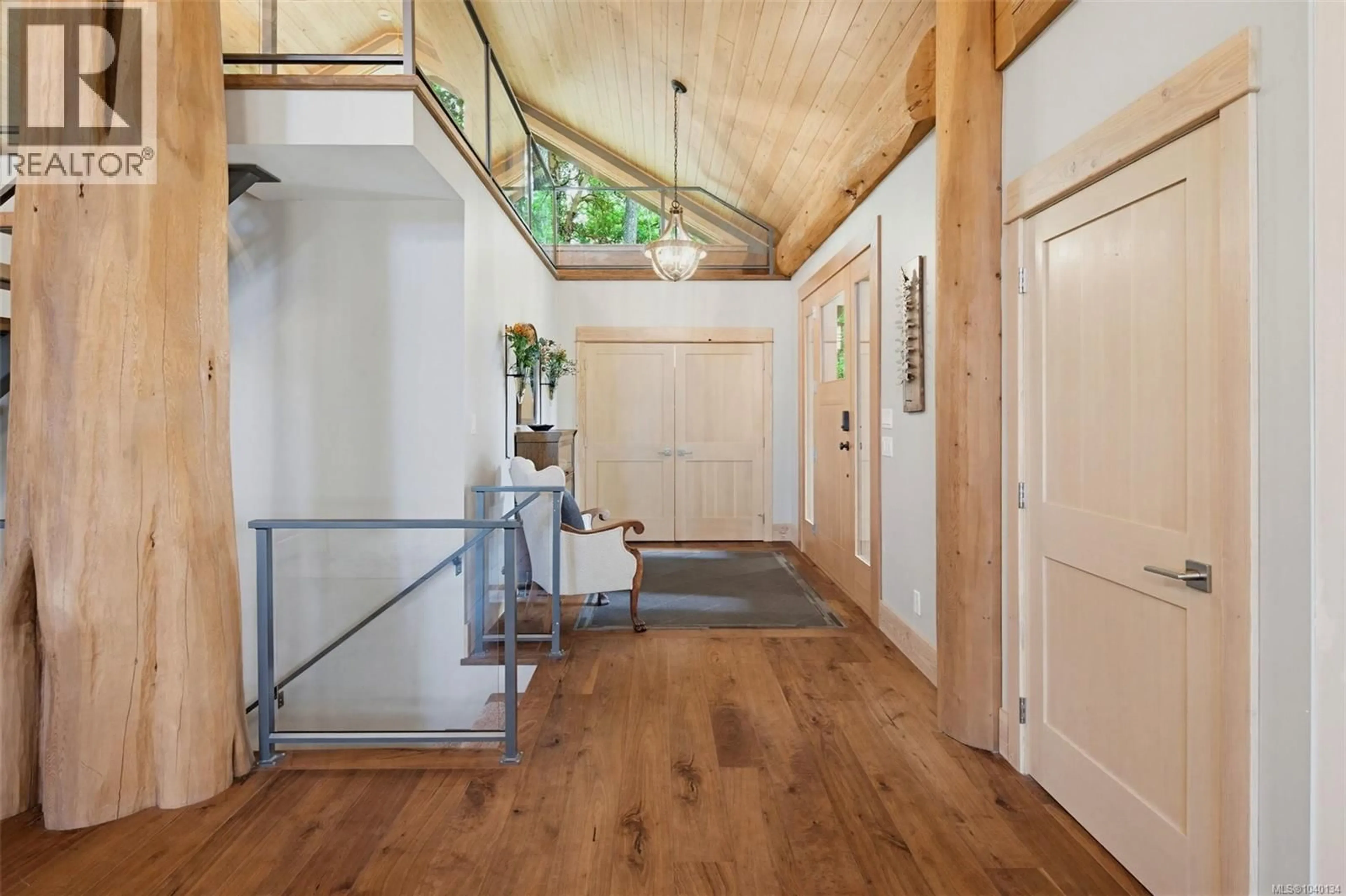 Indoor foyer for 1291 BENVENUTO AVENUE, Central Saanich British Columbia V8M1J6
