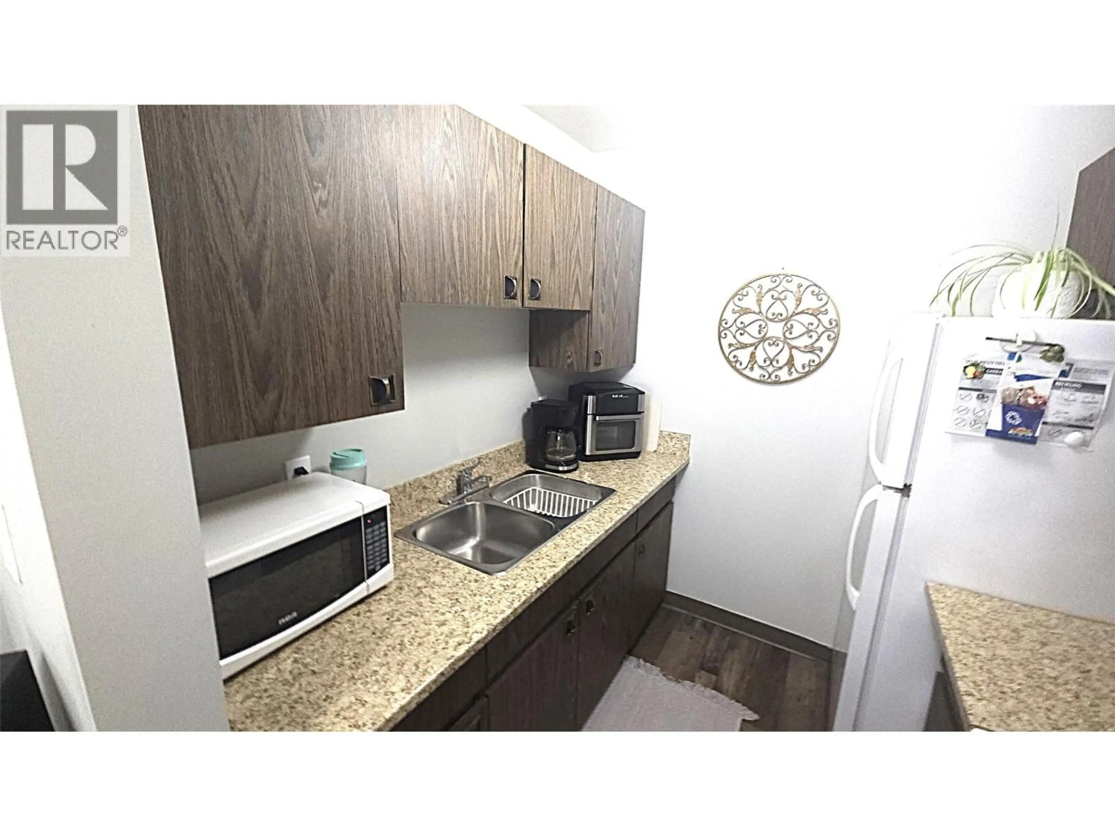 Standard kitchen, unknown for 335 - 1560 SUMMIT DRIVE, Kamloops British Columbia V2E1R5