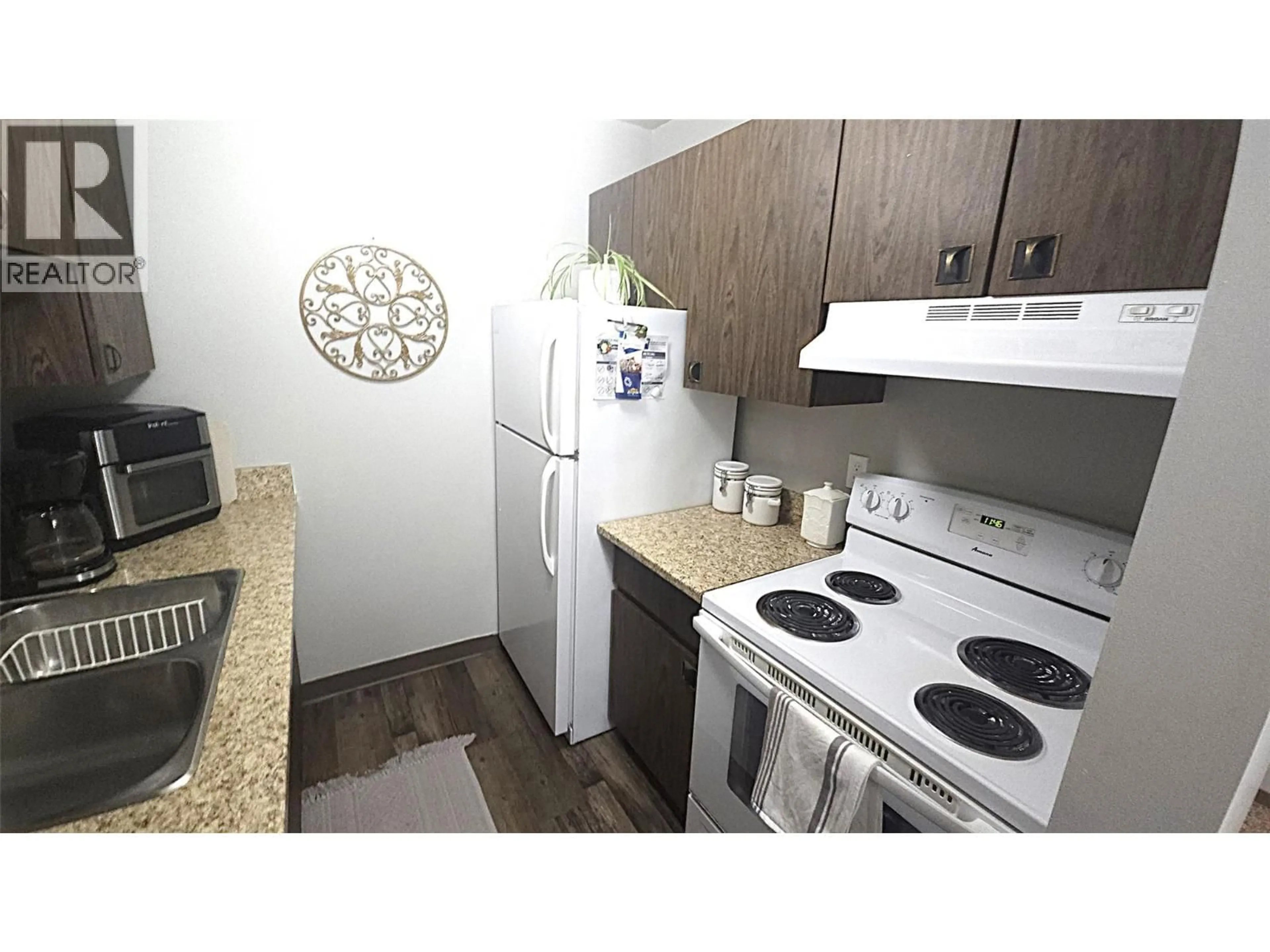 Standard kitchen, unknown for 335 - 1560 SUMMIT DRIVE, Kamloops British Columbia V2E1R5
