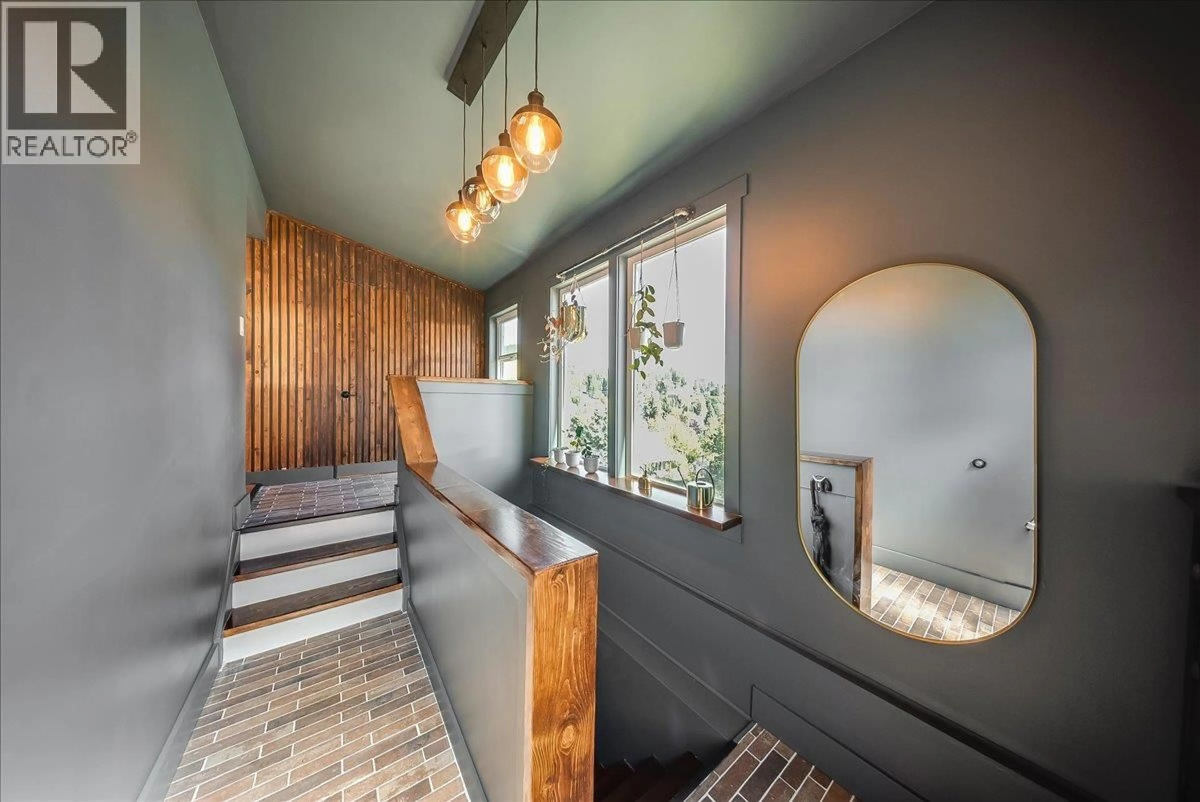 Indoor entryway for 1398 VICTORIA AVENUE, Rossland British Columbia V0G1Y0