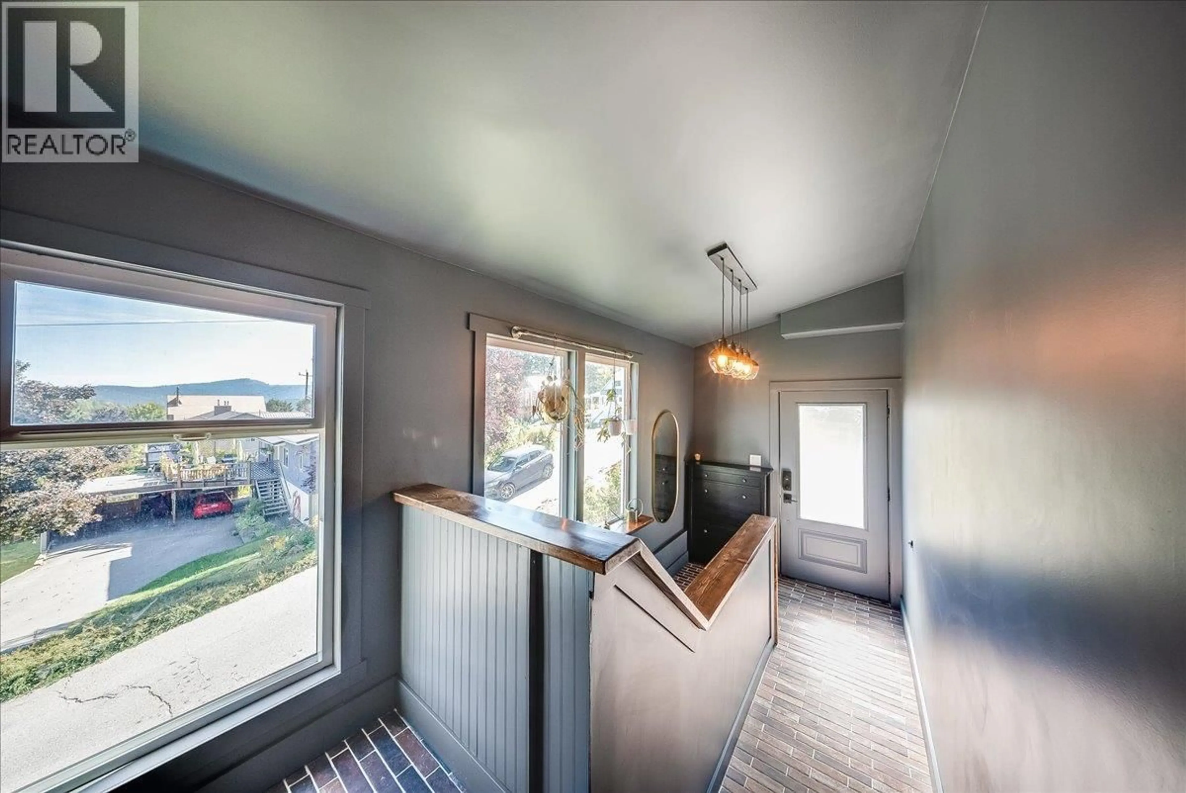 Indoor entryway for 1398 VICTORIA AVENUE, Rossland British Columbia V0G1Y0