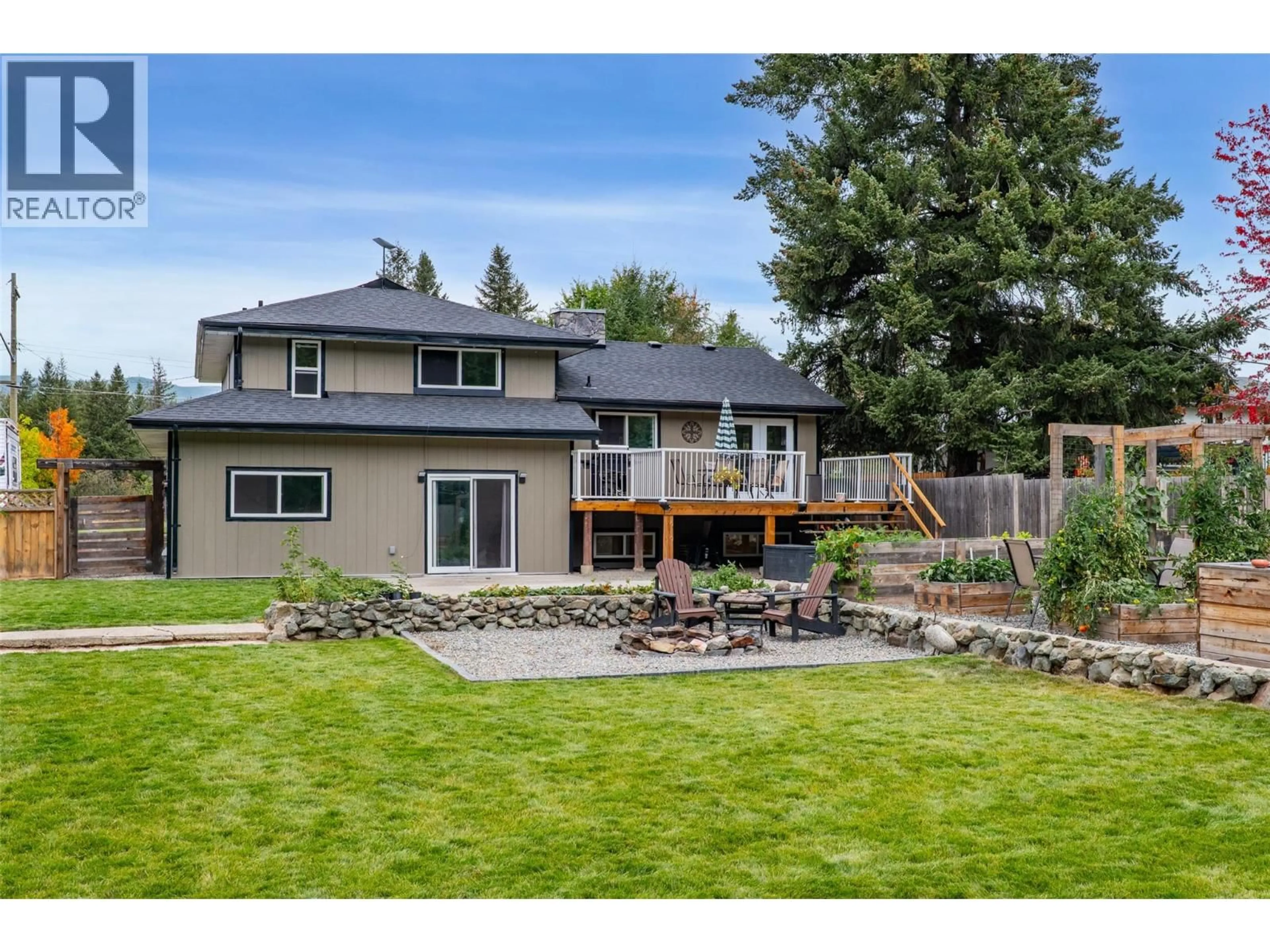 Home with vinyl exterior material, water/lake/river/ocean view for 4702 SPRUCE CRESCENT, Barriere British Columbia V0E1E0