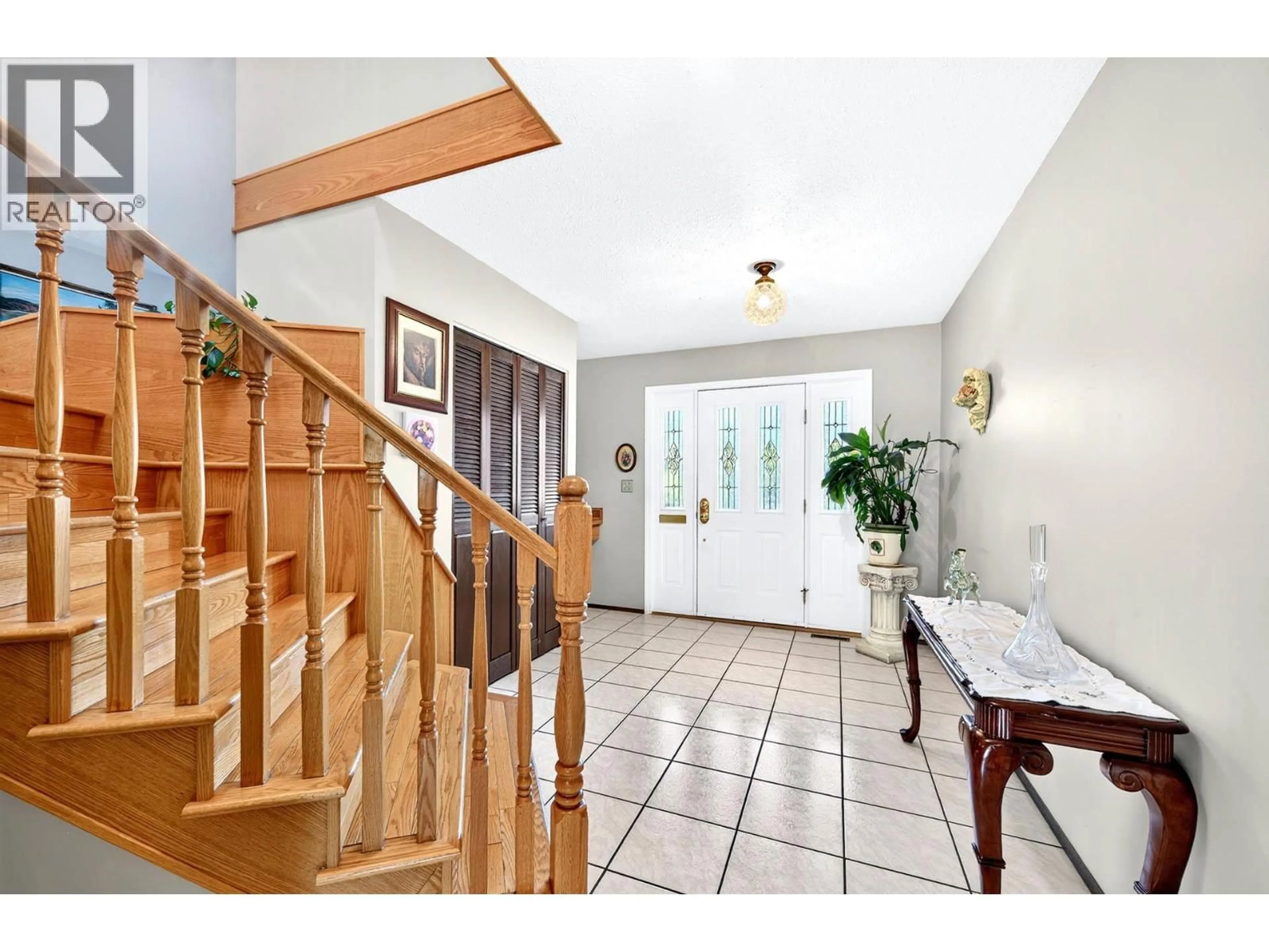 Indoor foyer for 615 DOMINION STREET, Kamloops British Columbia V2C2X6