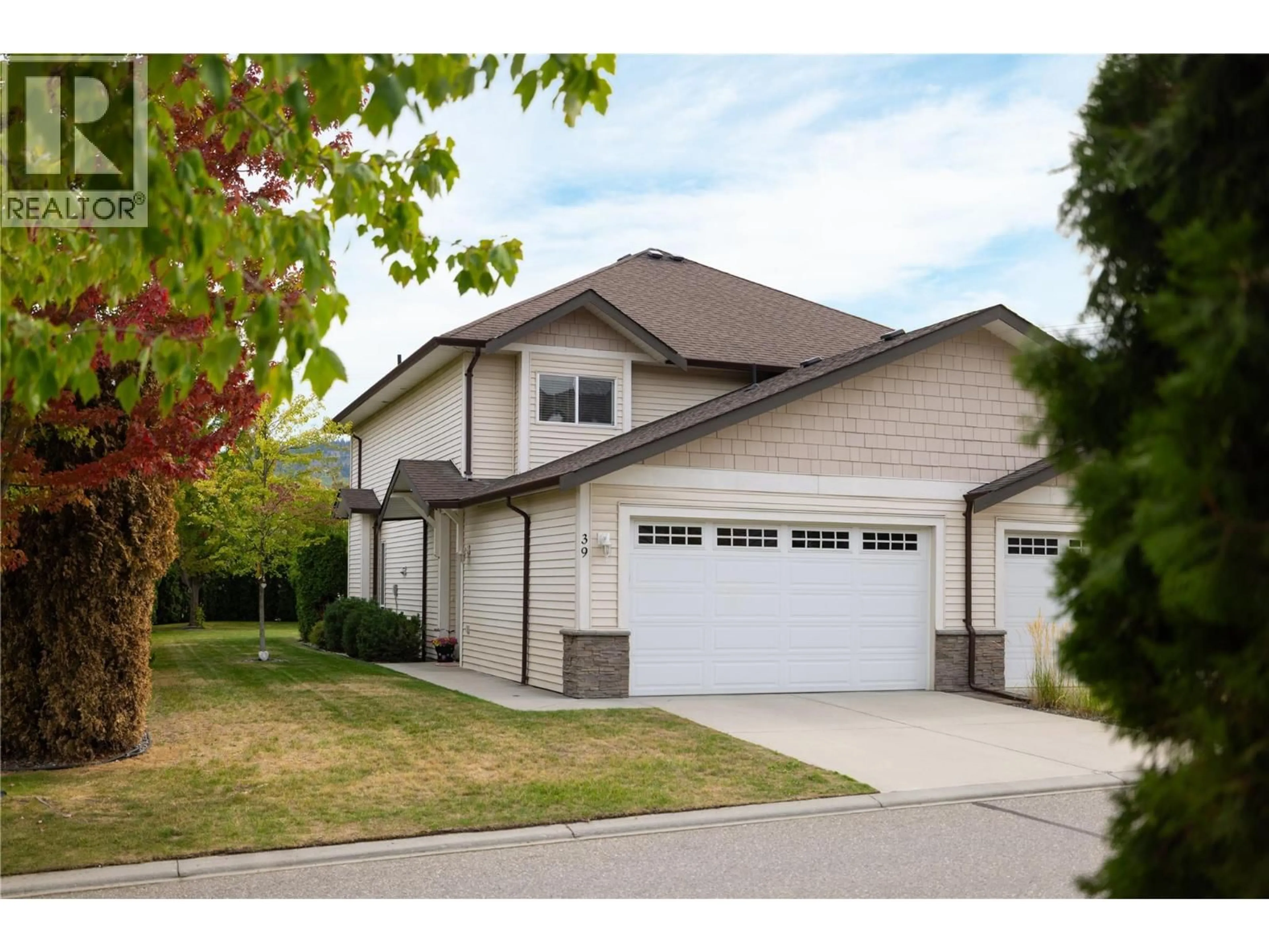 Home with vinyl exterior material, street for 39 - 100 PALMER ROAD, Vernon British Columbia V1H2H8