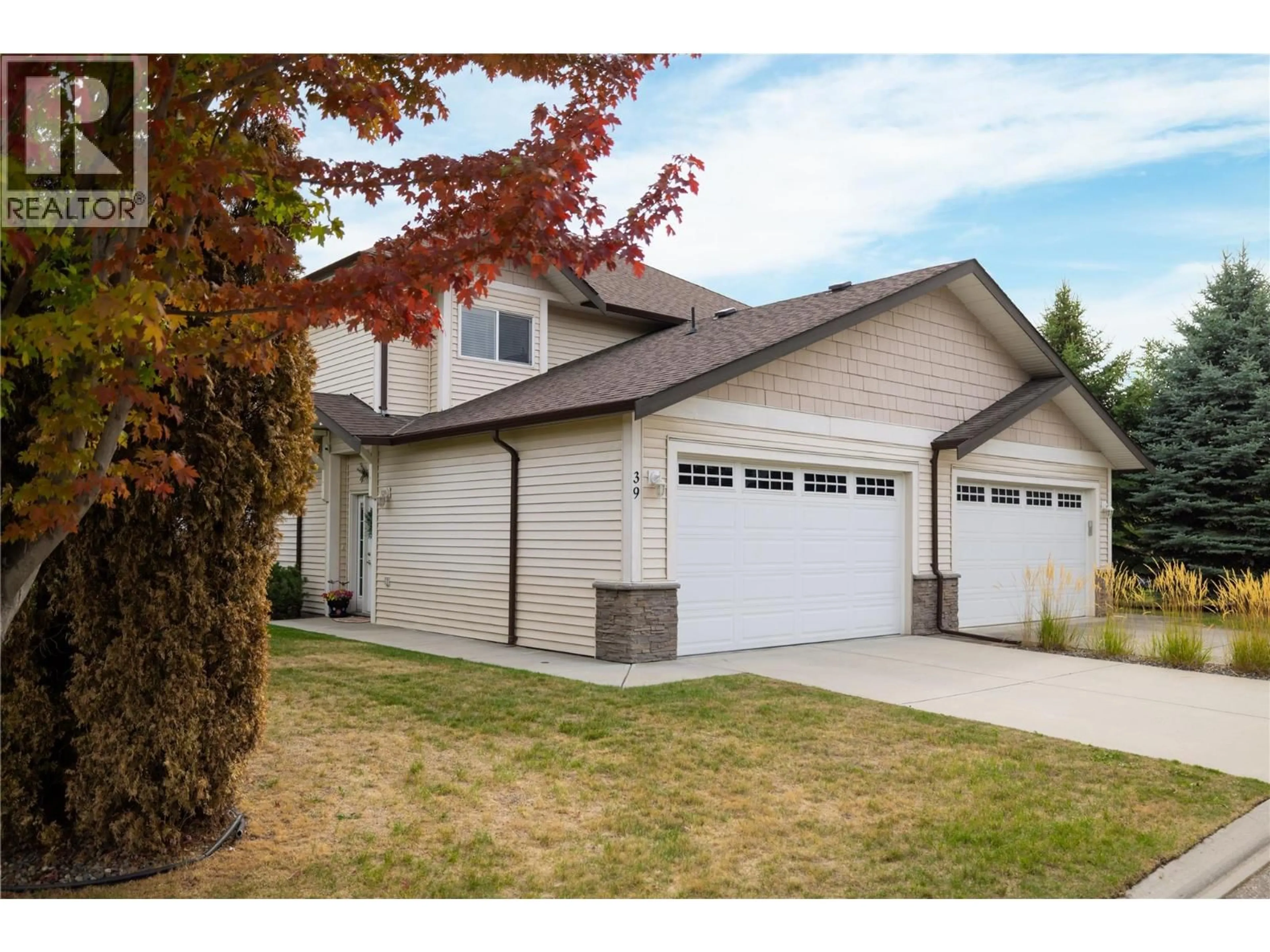 Home with vinyl exterior material, street for 39 - 100 PALMER ROAD, Vernon British Columbia V1H2H8