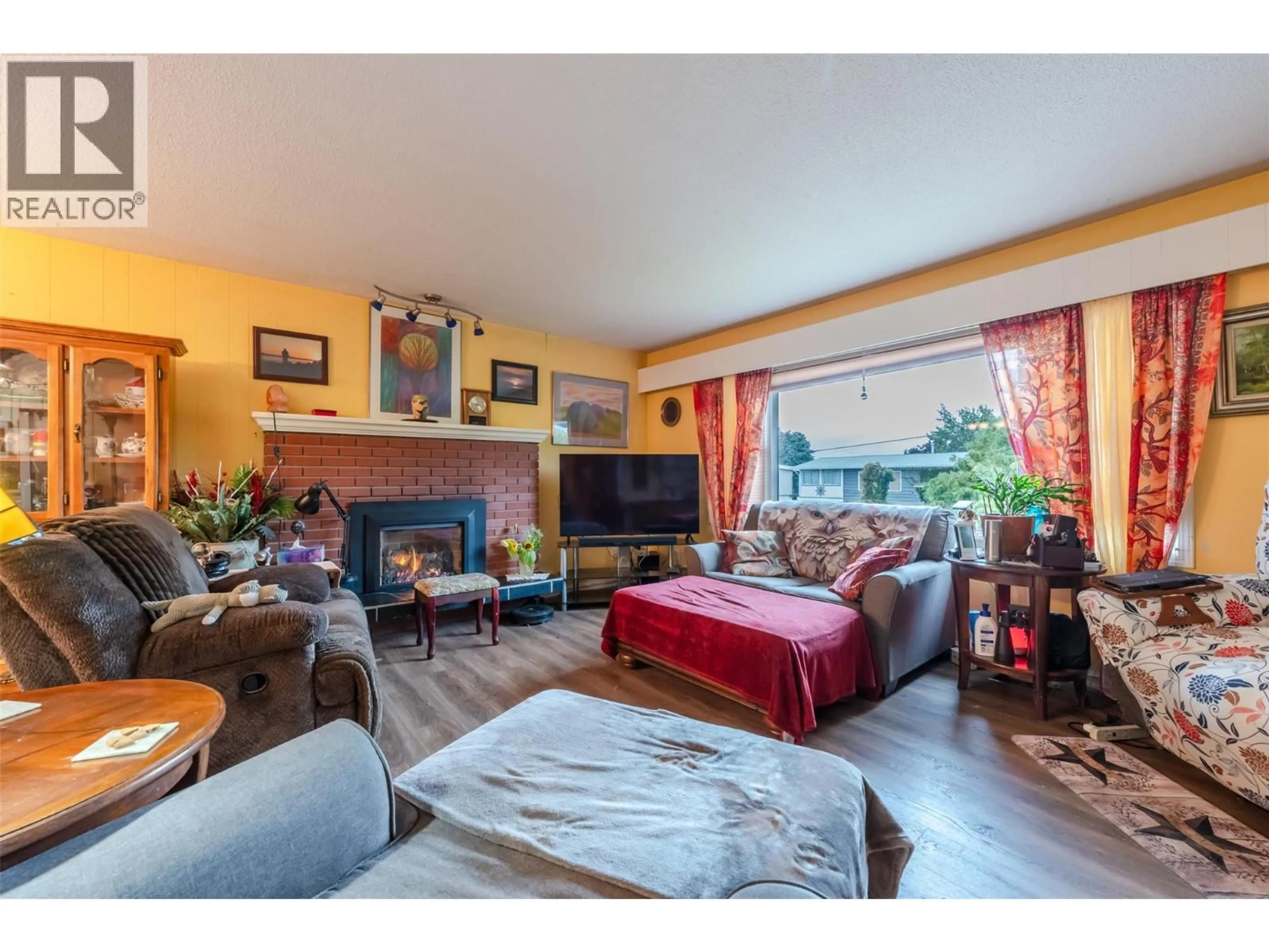 Living room with furniture, wood/laminate floor for 902 MACCLEAVE AVENUE, Penticton British Columbia V2A3C5