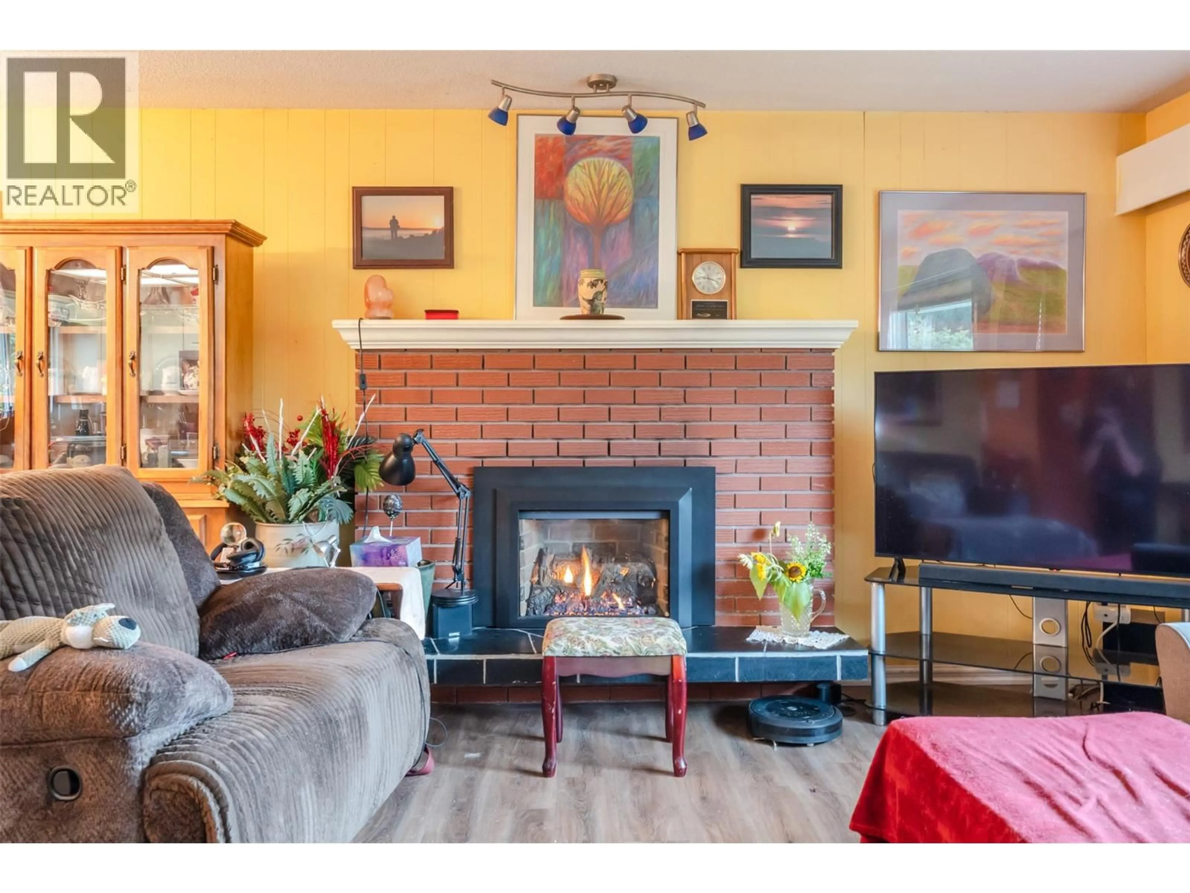 Living room with furniture, unknown for 902 MACCLEAVE AVENUE, Penticton British Columbia V2A3C5