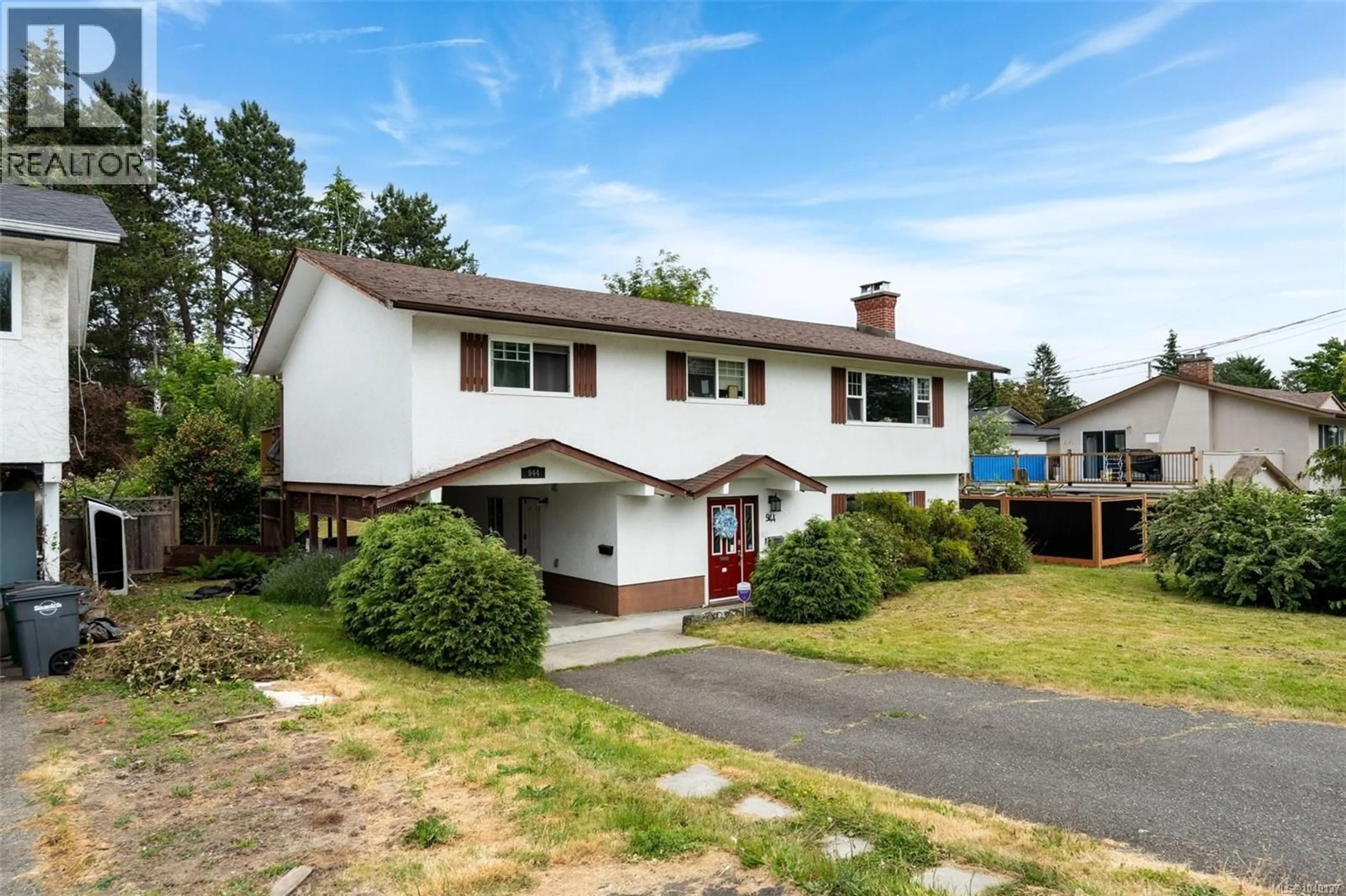Home with vinyl exterior material, street for 944 MCBRIAR AVENUE, Saanich British Columbia V8X3L9