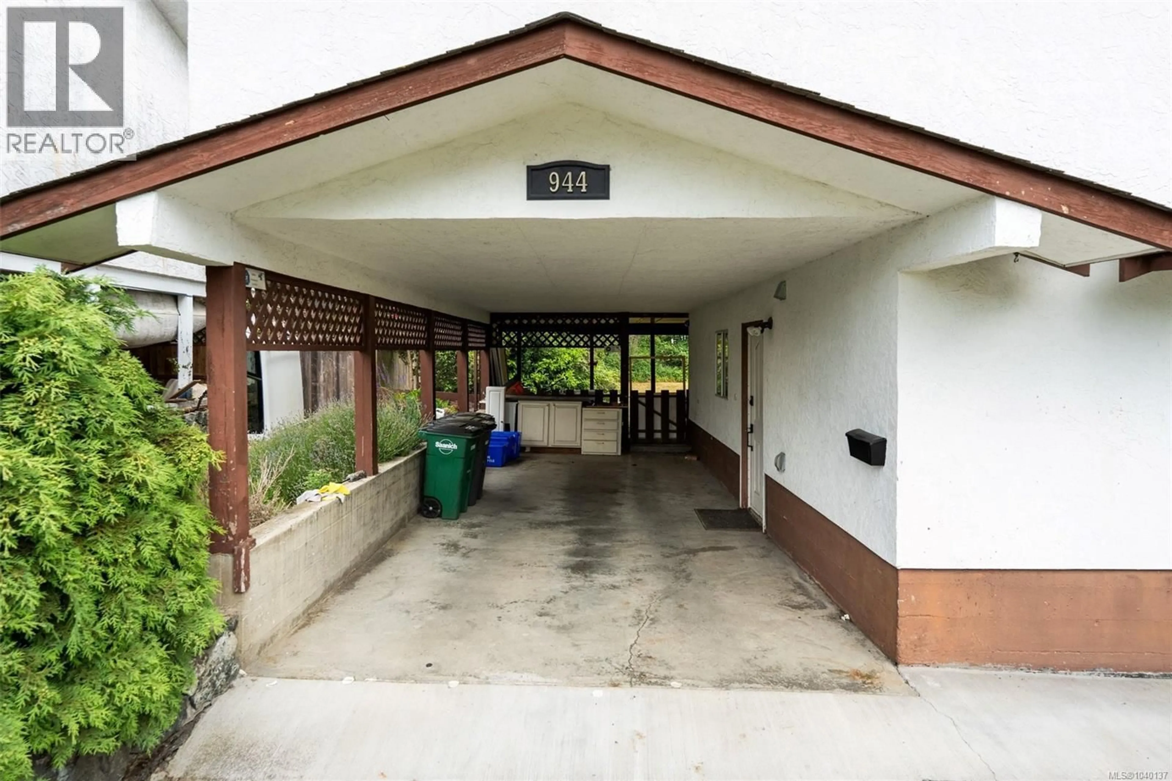 Indoor foyer for 944 MCBRIAR AVENUE, Saanich British Columbia V8X3L9