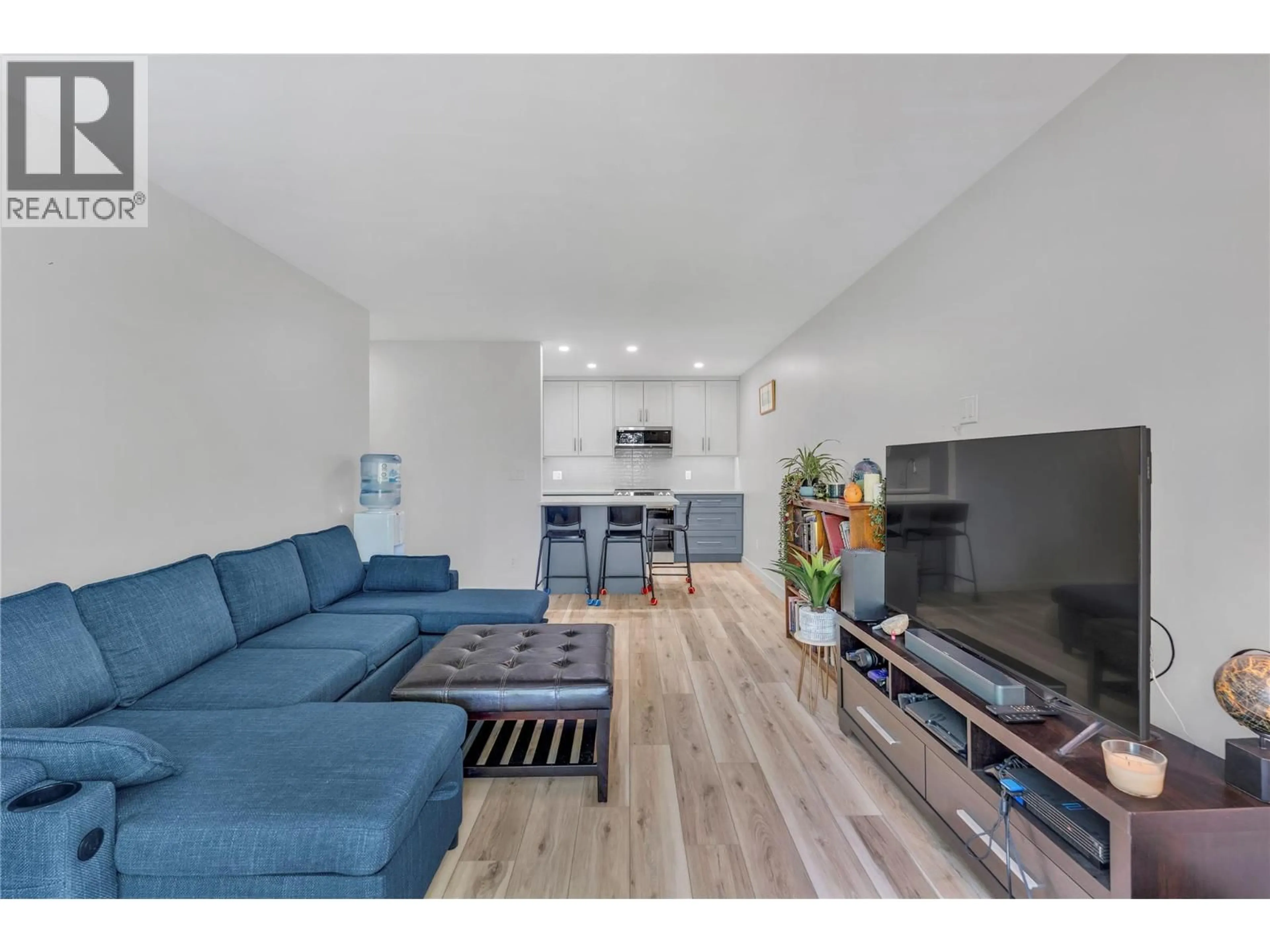 Living room with furniture, wood/laminate floor for 309 - 922 DYNES AVENUE, Penticton British Columbia V2A1E8