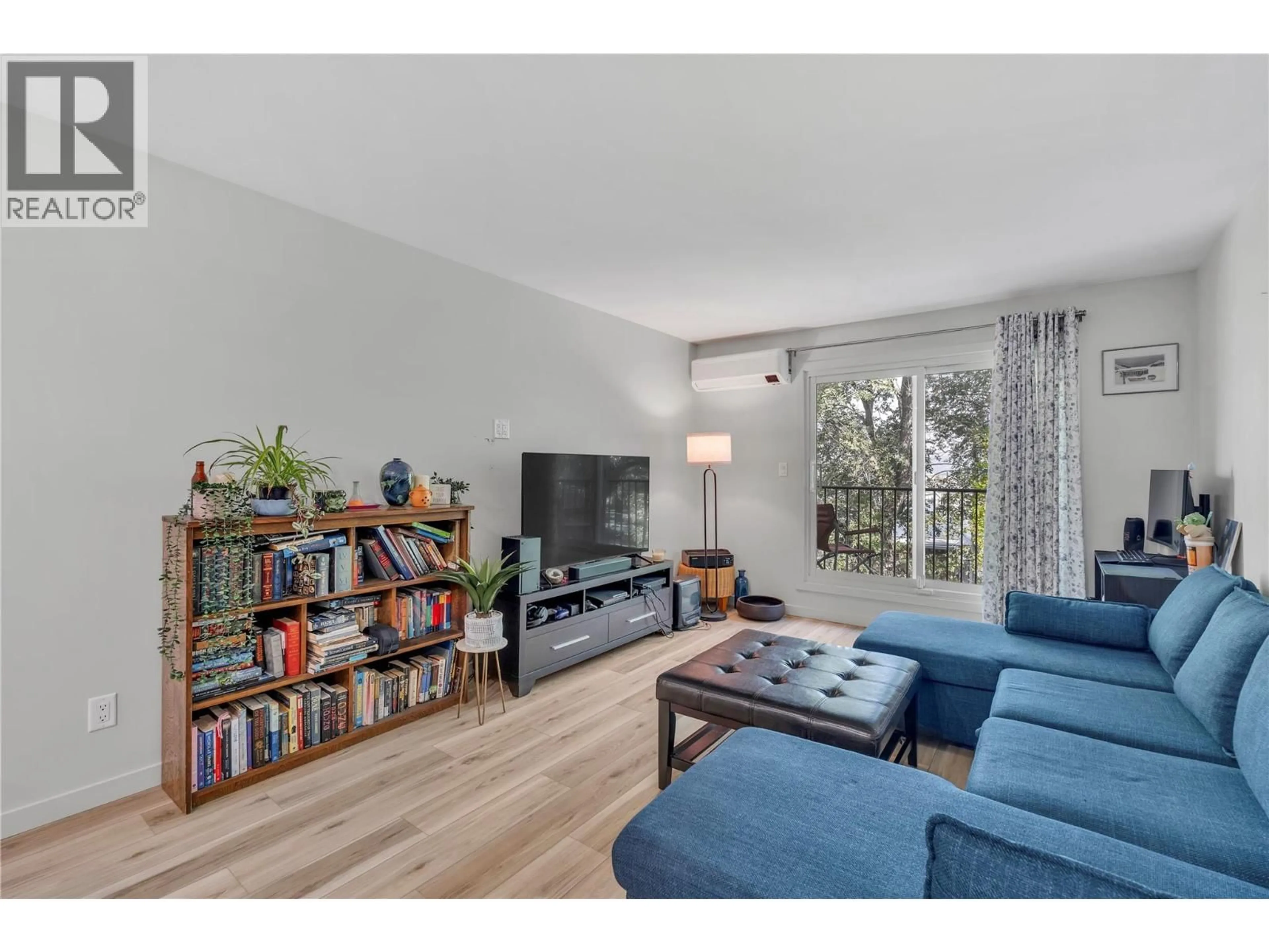 Living room with furniture, wood/laminate floor for 309 - 922 DYNES AVENUE, Penticton British Columbia V2A1E8