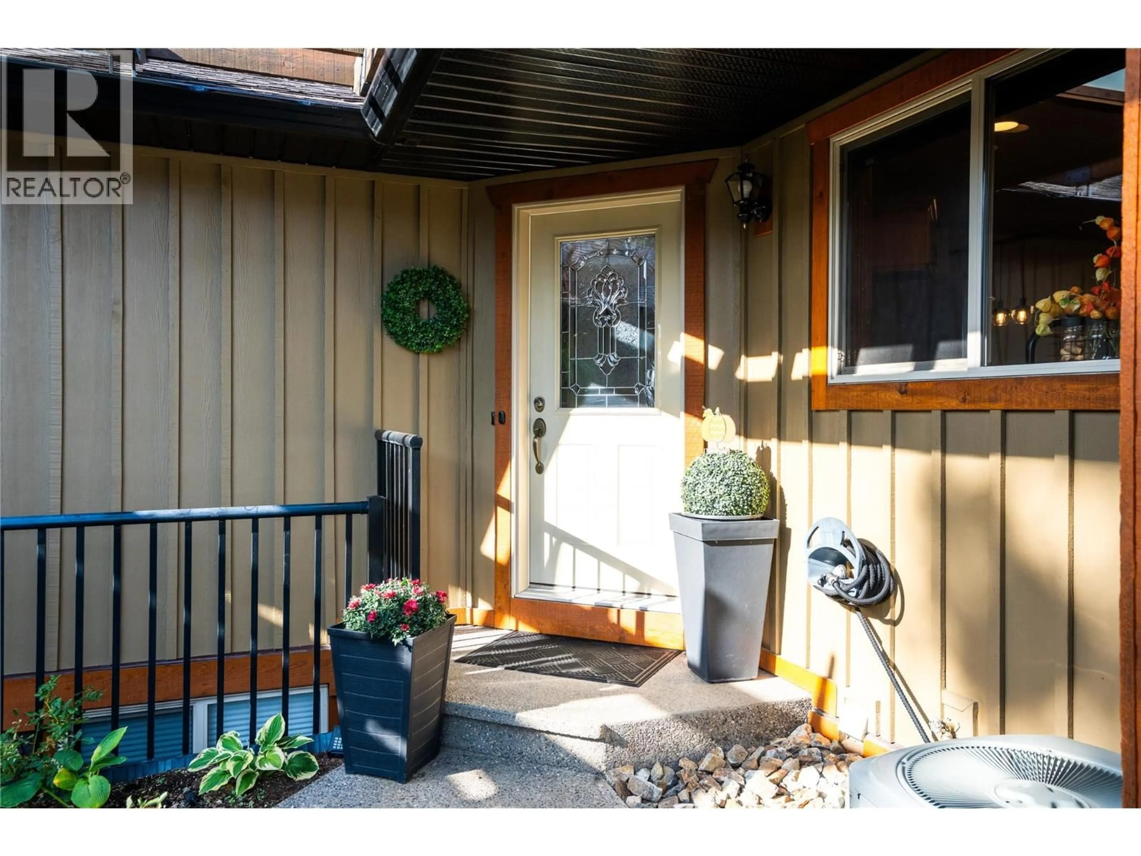 Indoor entryway for 2 - 6900 MANNING PLACE, Vernon British Columbia V1B2Y5
