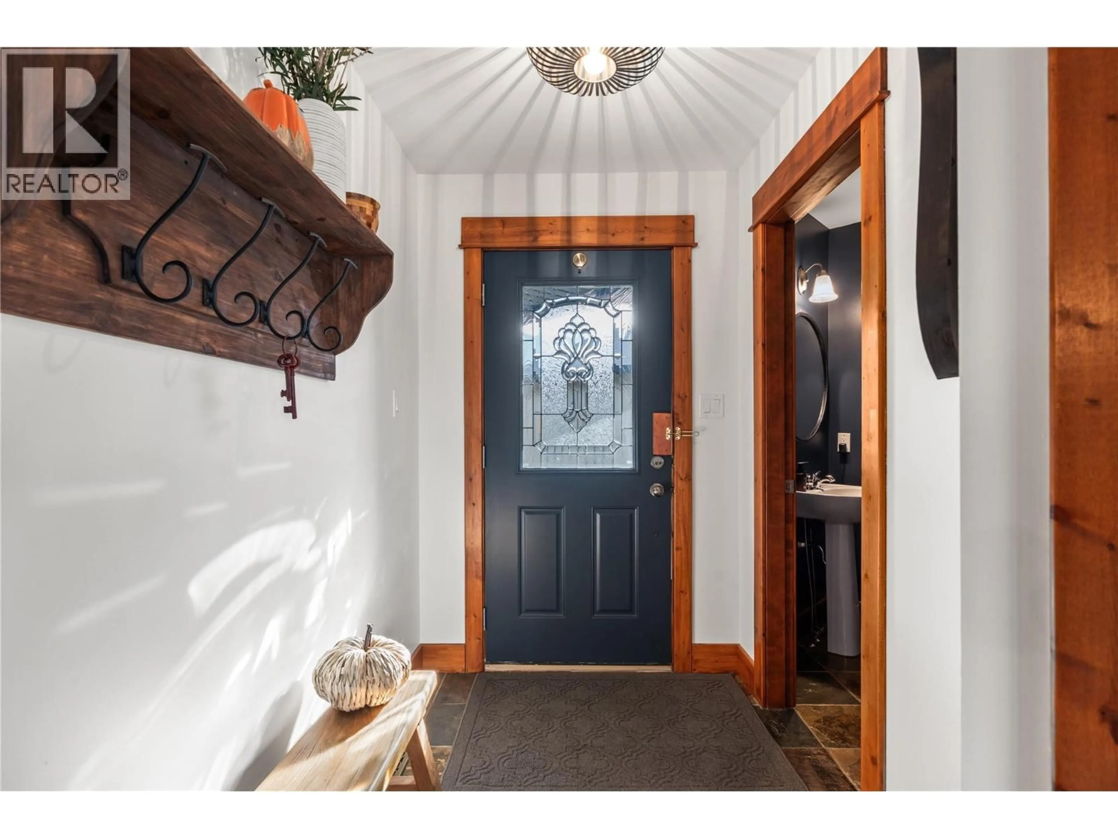 Indoor entryway for 2 - 6900 MANNING PLACE, Vernon British Columbia V1B2Y5