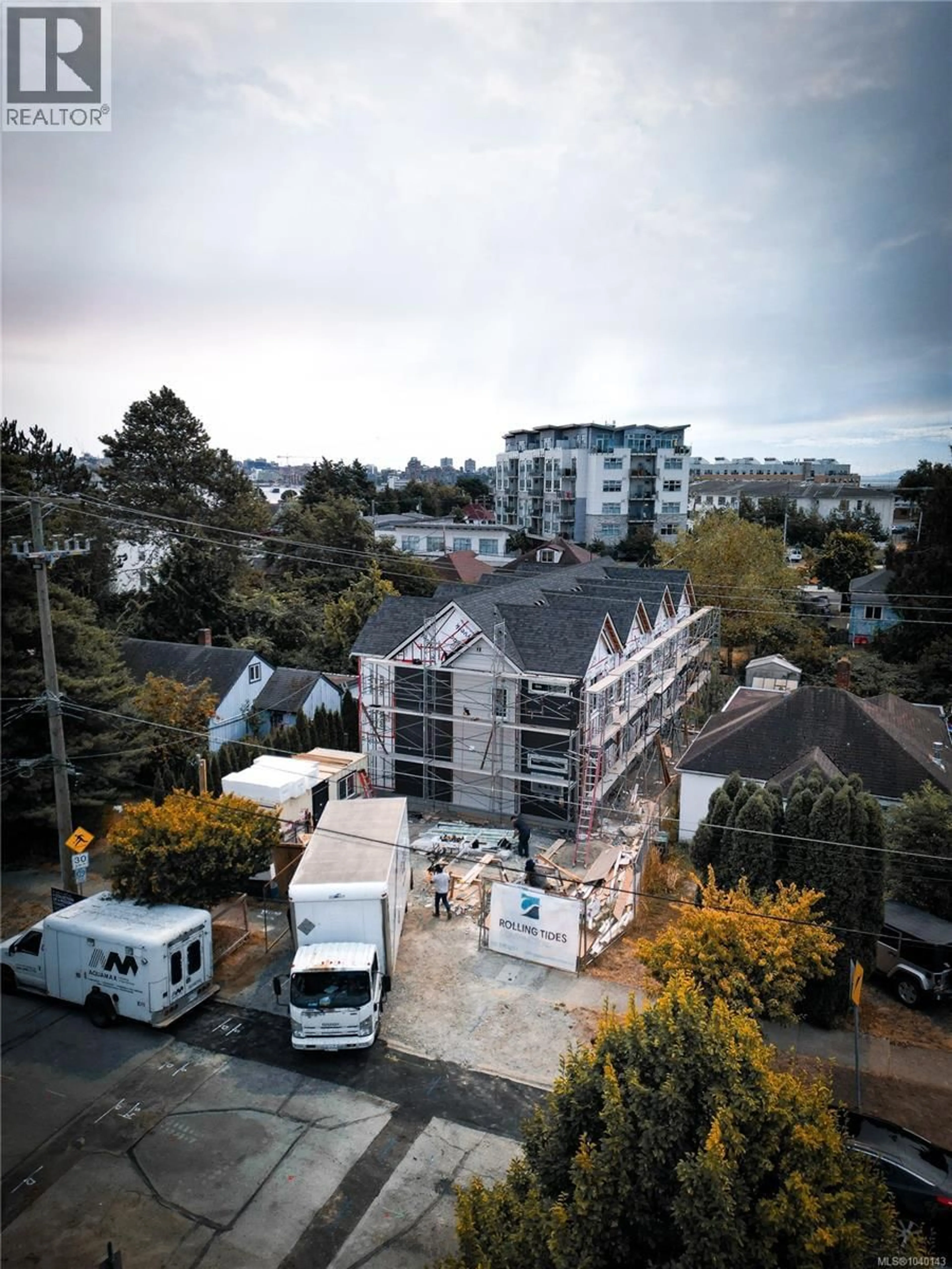 A pic from outside/outdoor area/front of a property/back of a property/a pic from drone, building for 4 - 525 PARADISE STREET, Esquimalt British Columbia V9A5E3