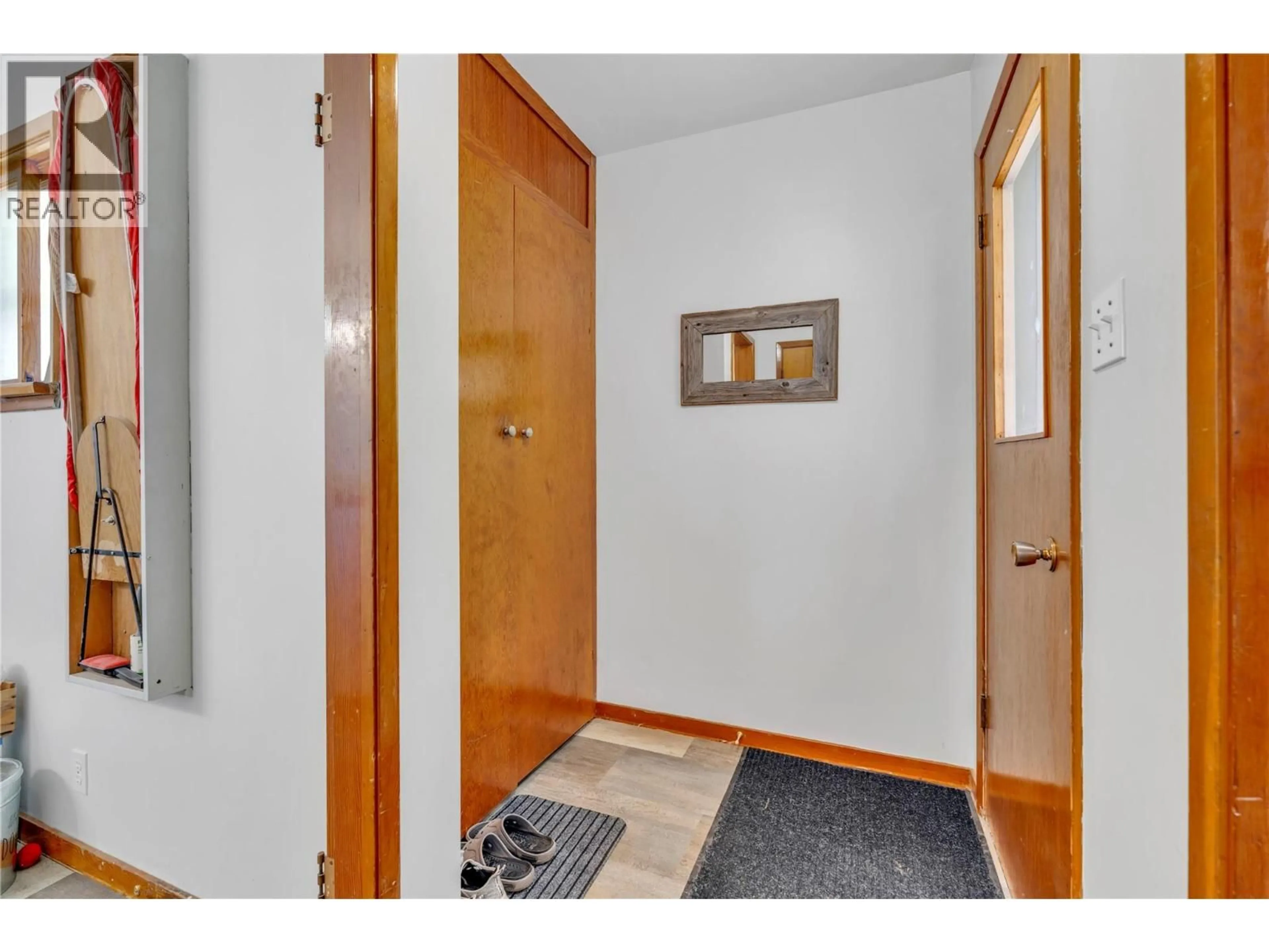 Indoor entryway for 1826 FAIRFORD DRIVE, Penticton British Columbia V2A6C8