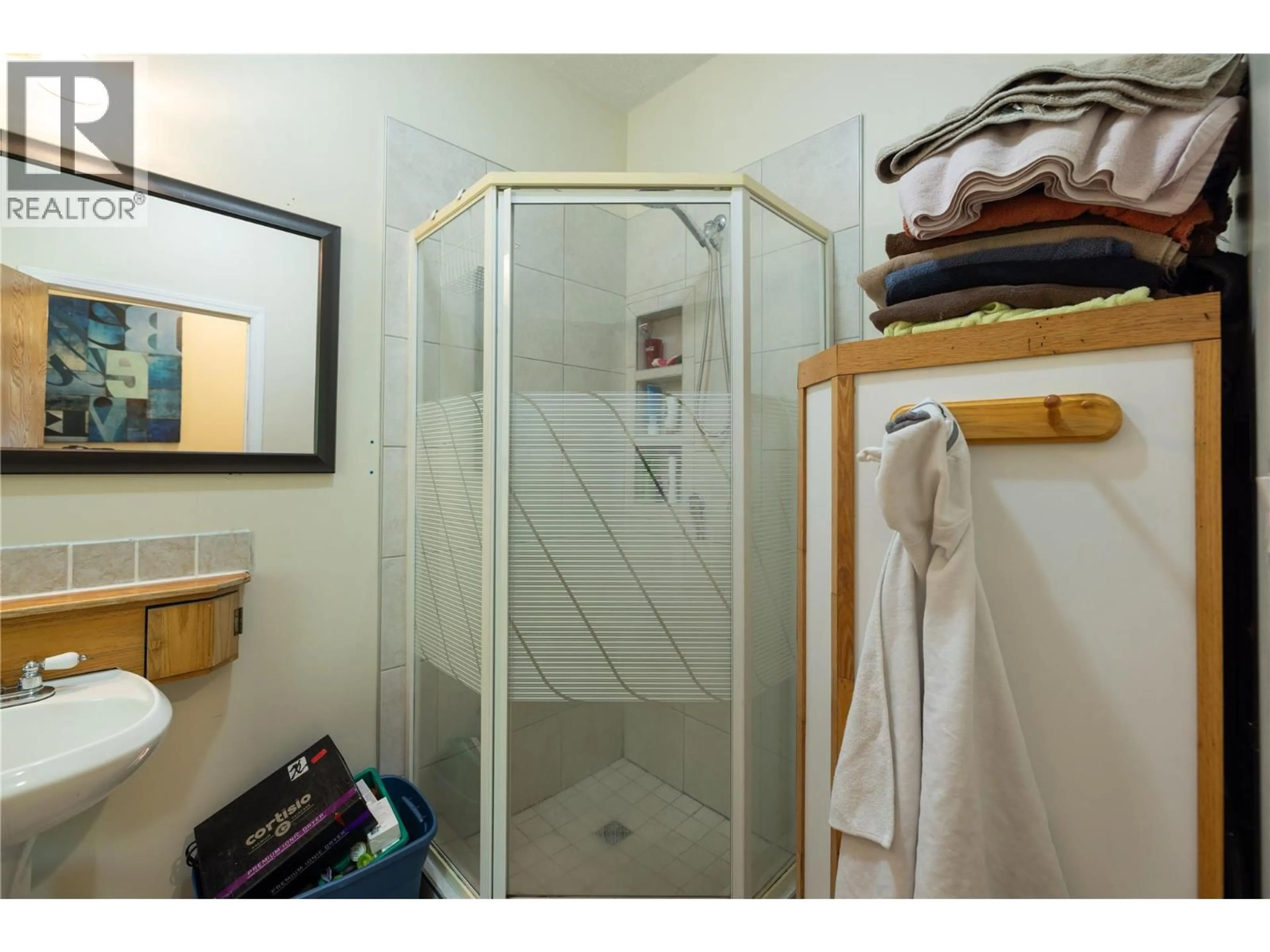 Standard bathroom, ceramic/tile floor for 8997 KALAMALKA ROAD, Coldstream British Columbia V1B3C2