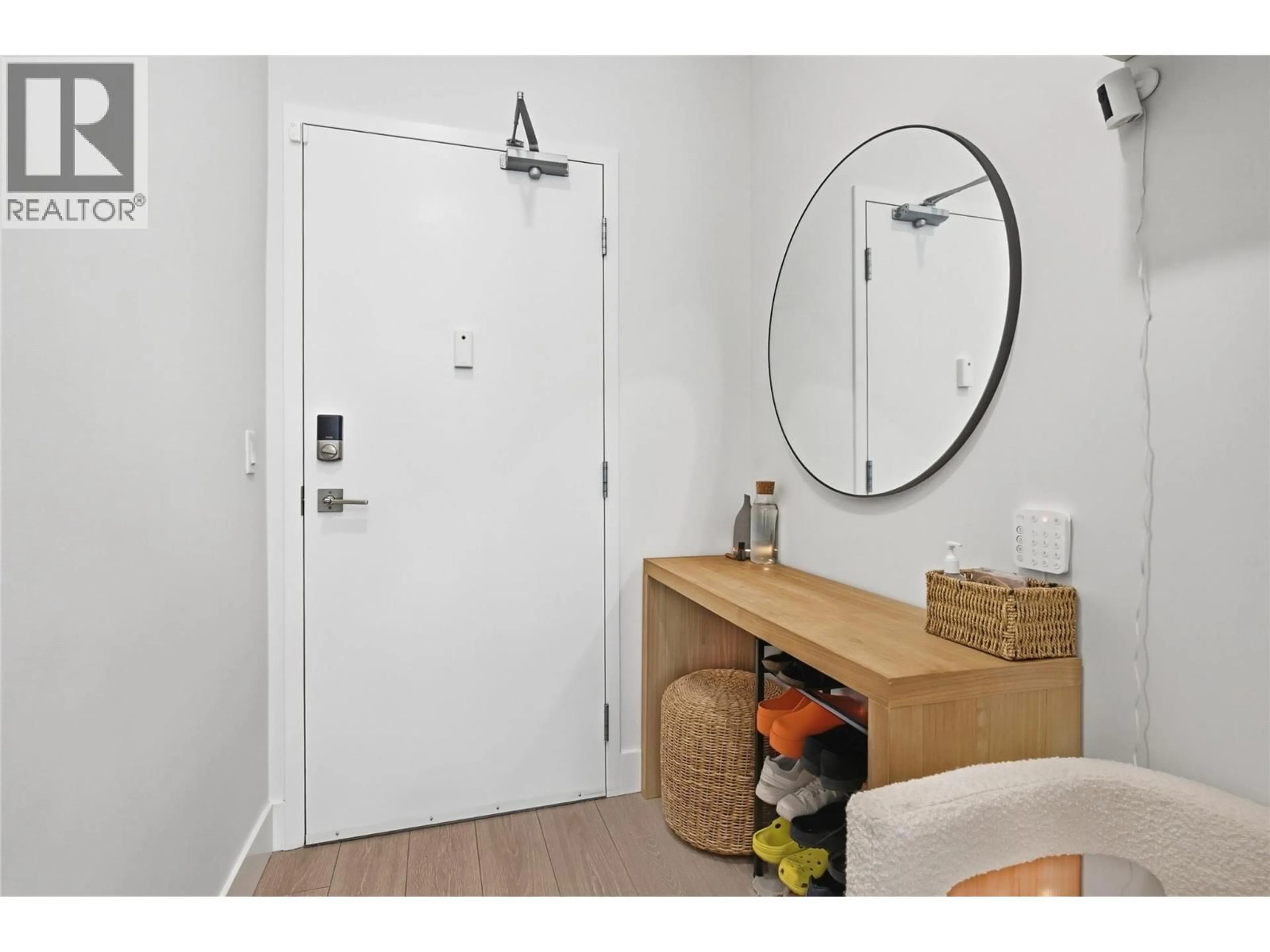 Indoor entryway for 411 - 885 UNIVERSITY DRIVE, Kamloops British Columbia V3C0K2