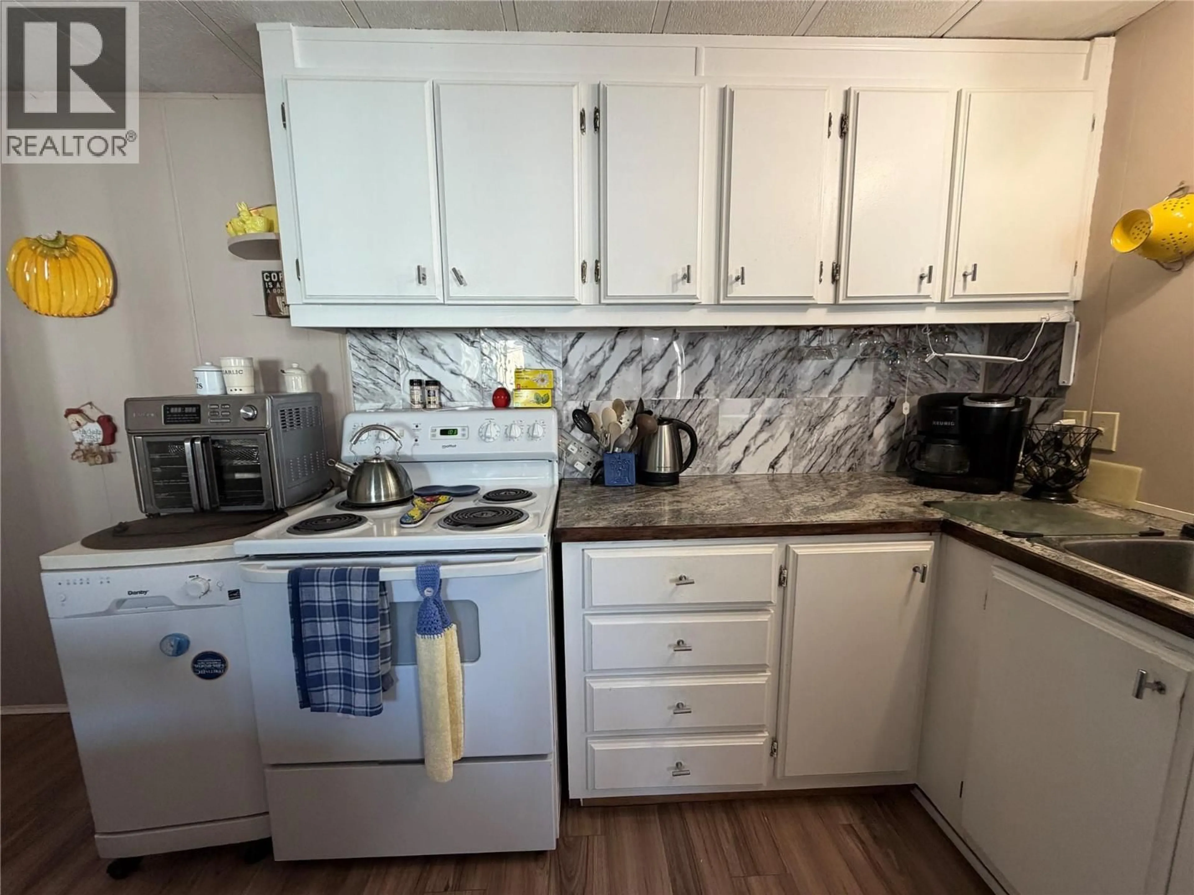 Standard kitchen, unknown for 17 - 1601 COLUMBIA AVENUE, Castlegar British Columbia V1N1J1