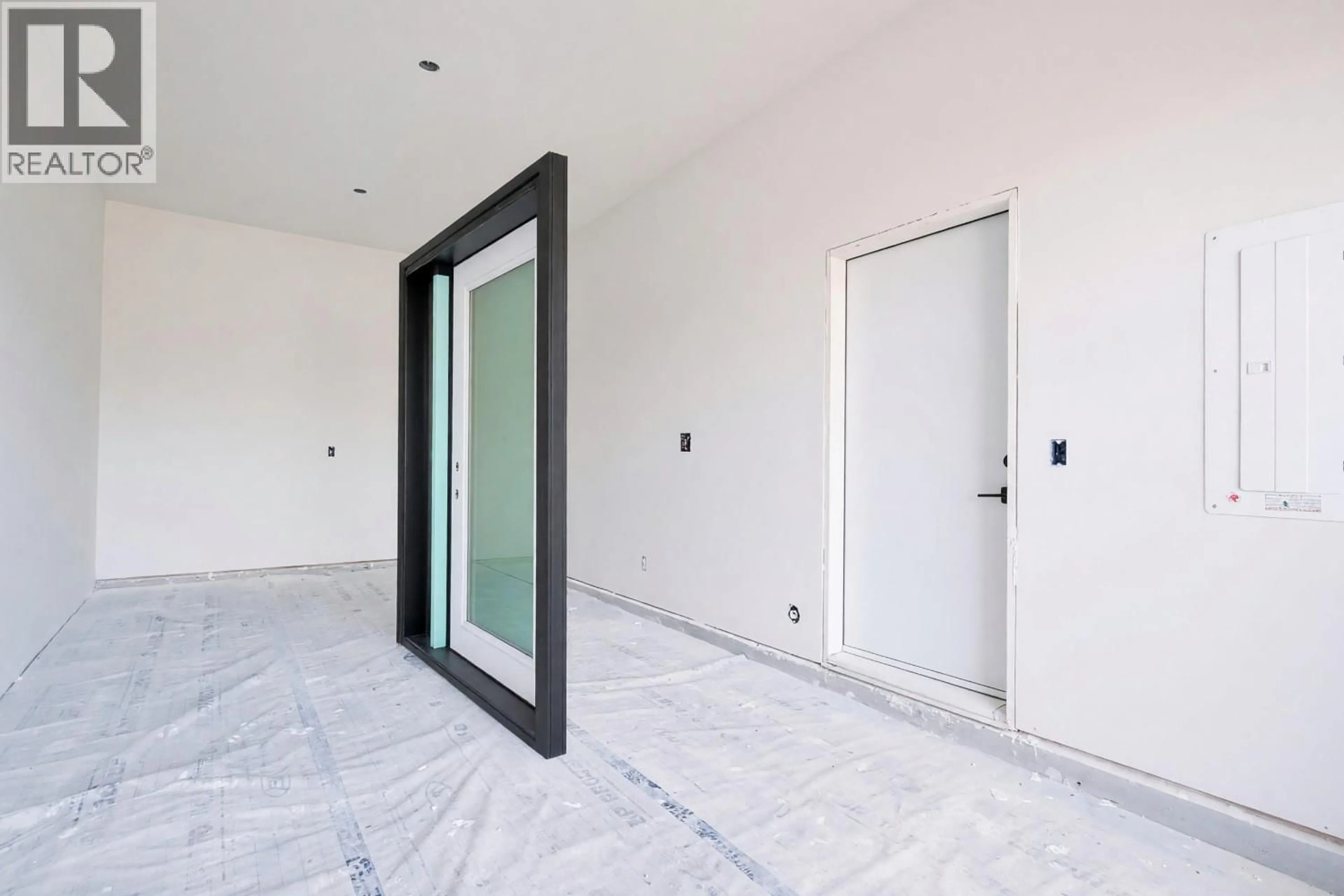 Indoor foyer for 102 - 2830 EVERGREEN DRIVE, Penticton British Columbia V2A0C2
