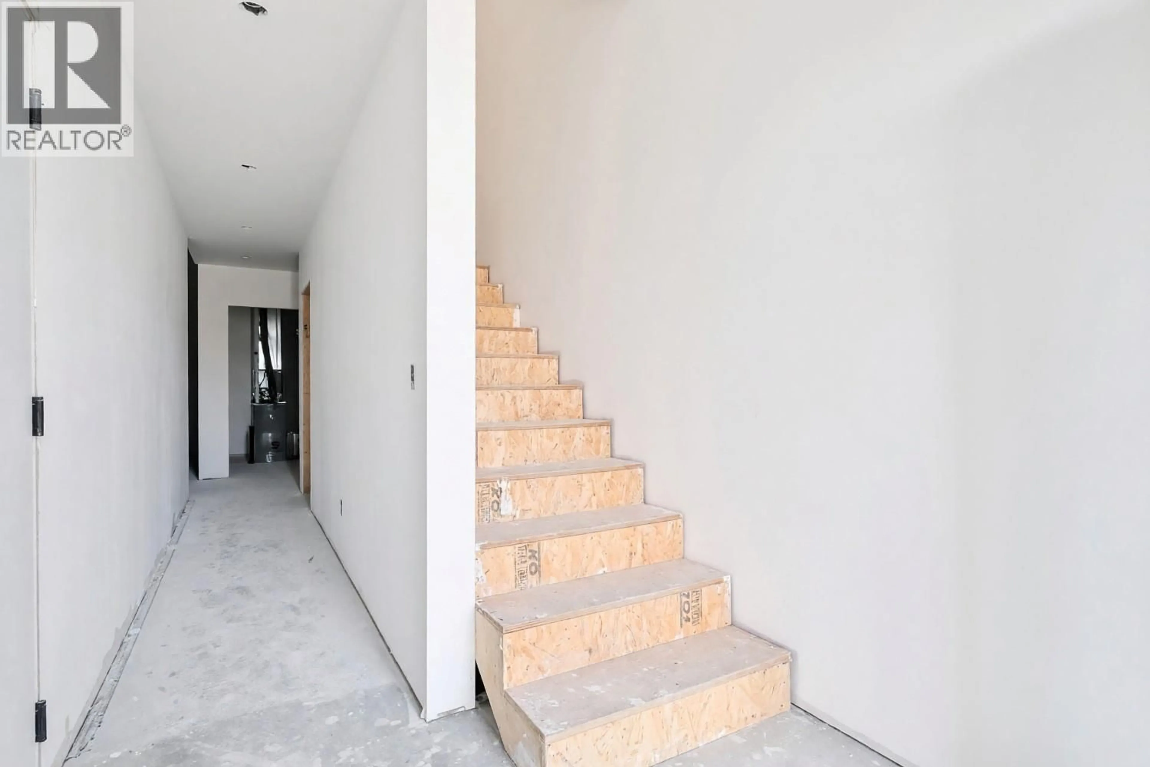 Stairs for 102 - 2830 EVERGREEN DRIVE, Penticton British Columbia V2A0C2