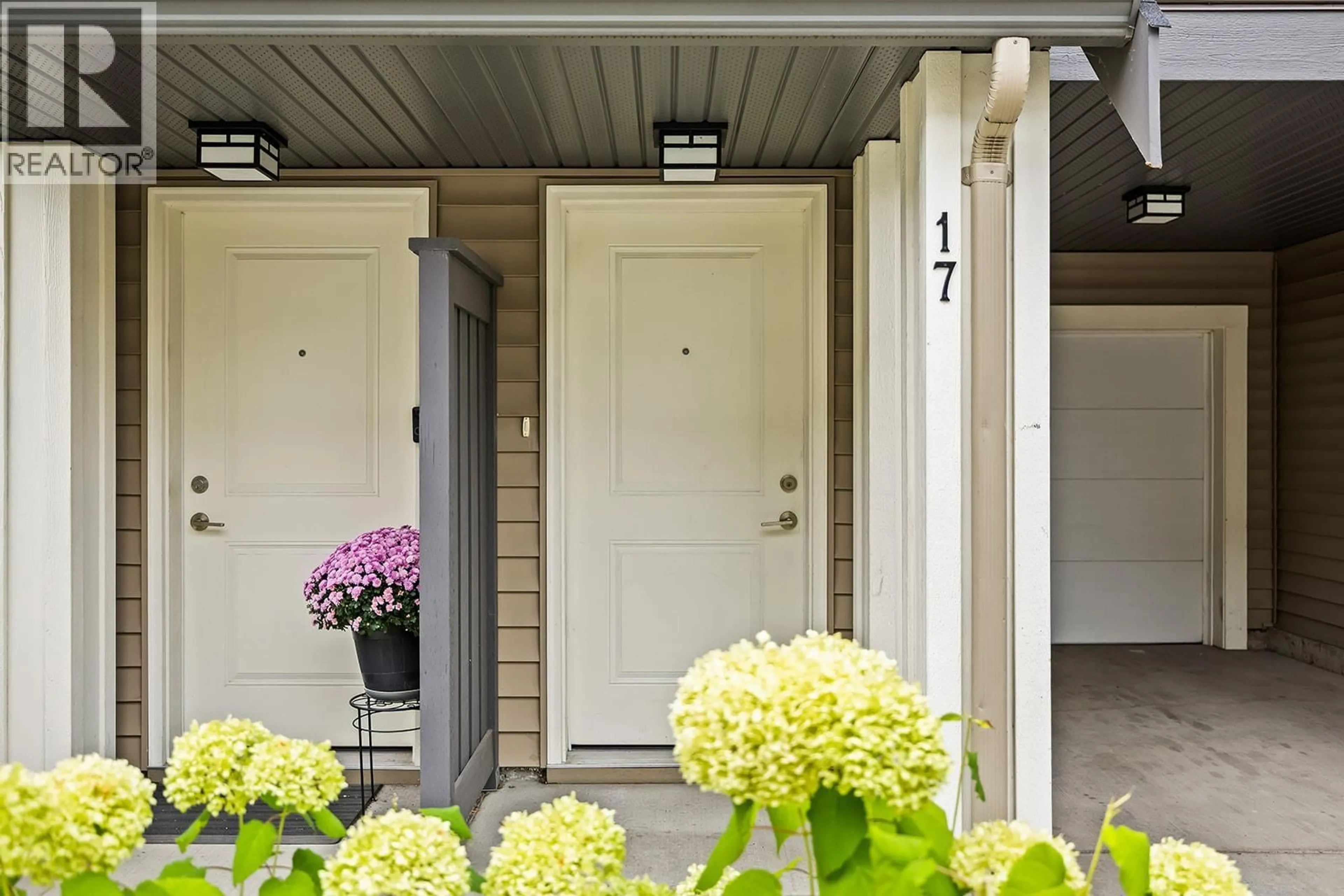 Indoor entryway for 17 - 680 OLD MEADOWS ROAD, Kelowna British Columbia V1W5L4
