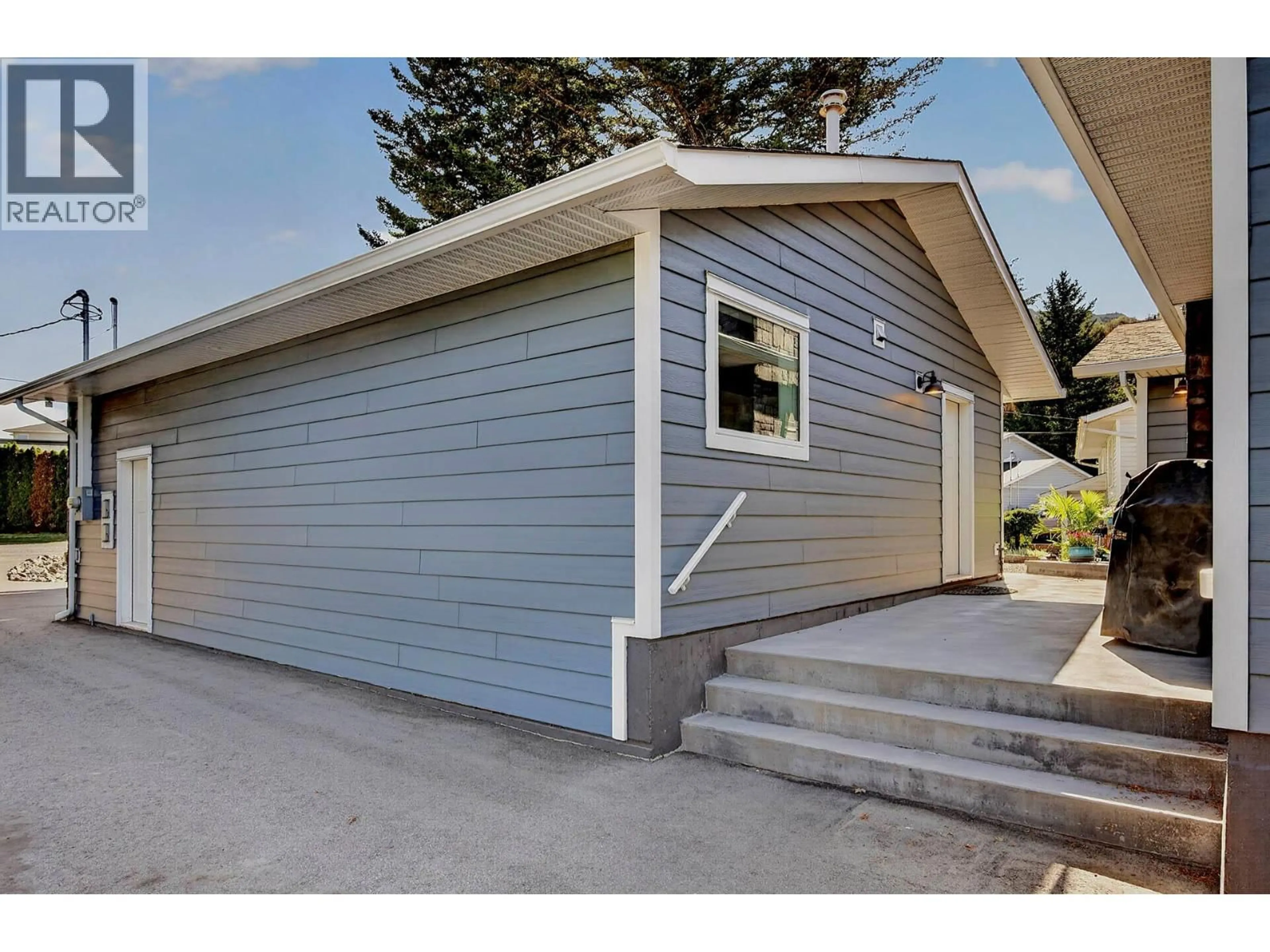 Home with vinyl exterior material, street for 313 MARY PLACE, Kamloops British Columbia V2C4Y5