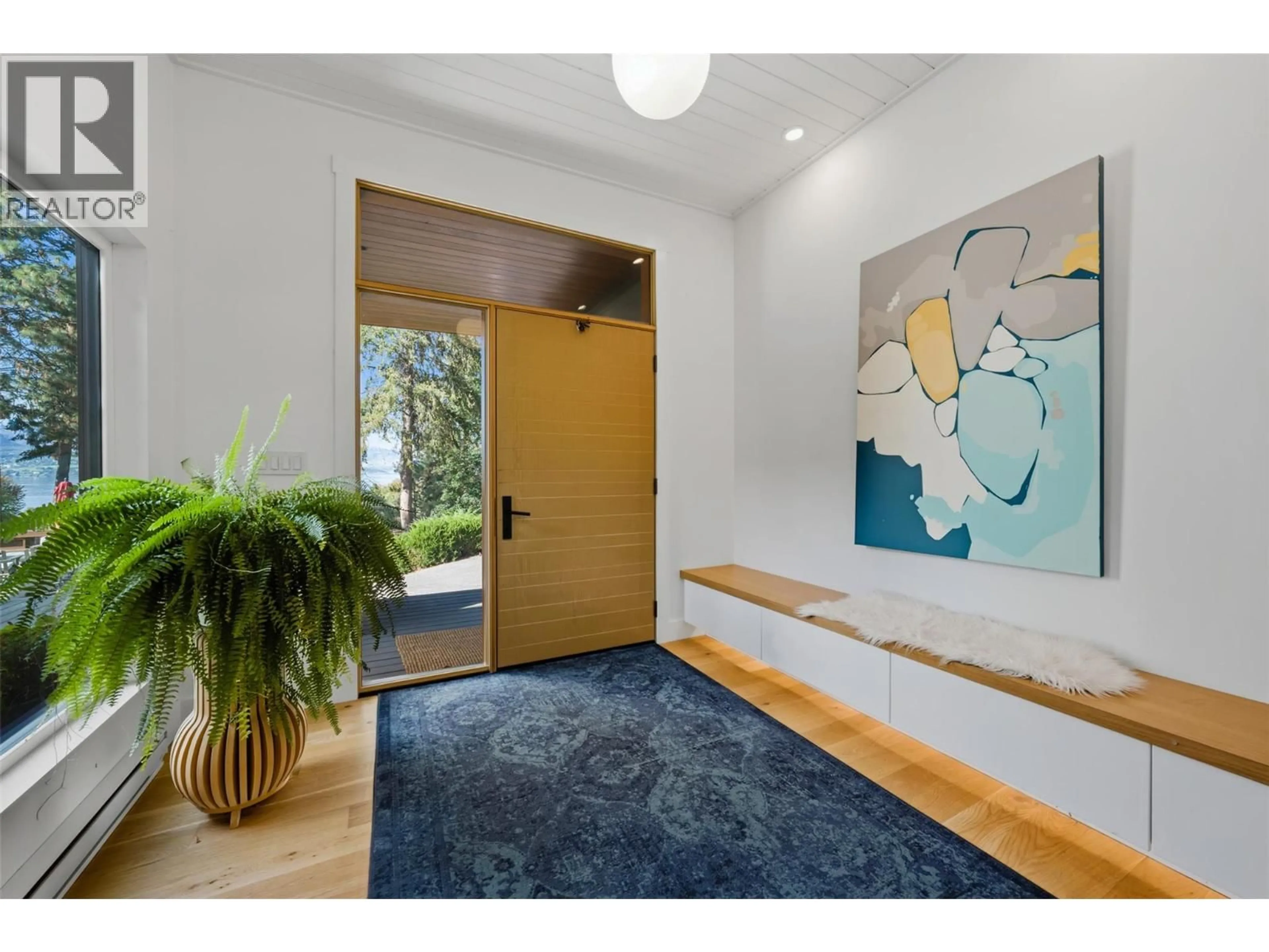Indoor entryway for 5147 LAKESHORE ROAD, Kelowna British Columbia V1W4J1