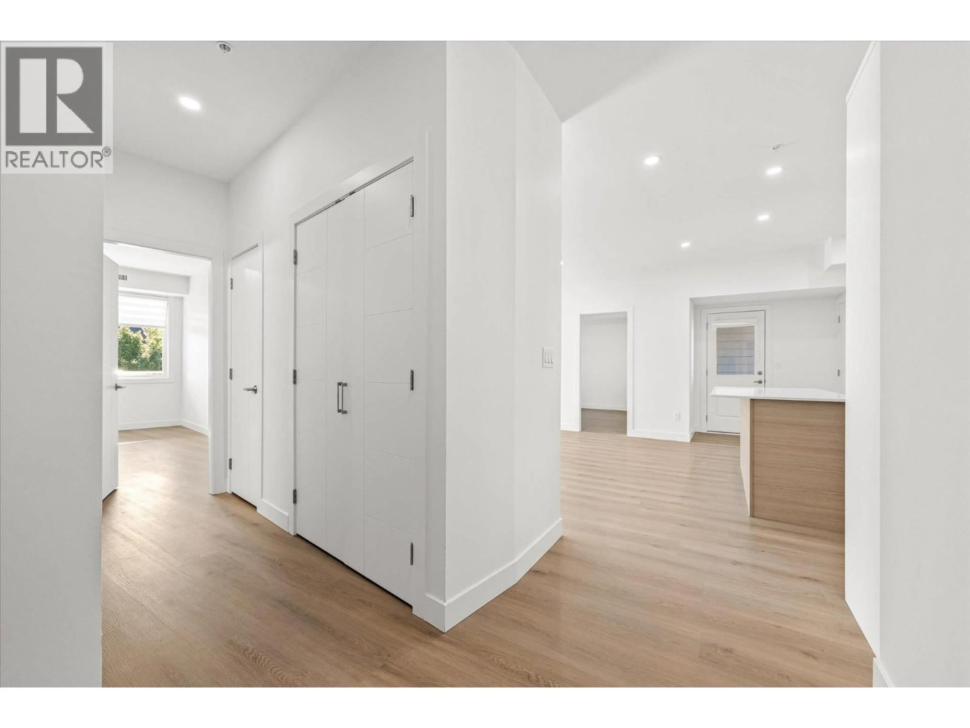 Indoor entryway for 204 - 5300 MAIN STREET, Kelowna British Columbia V1W0C1