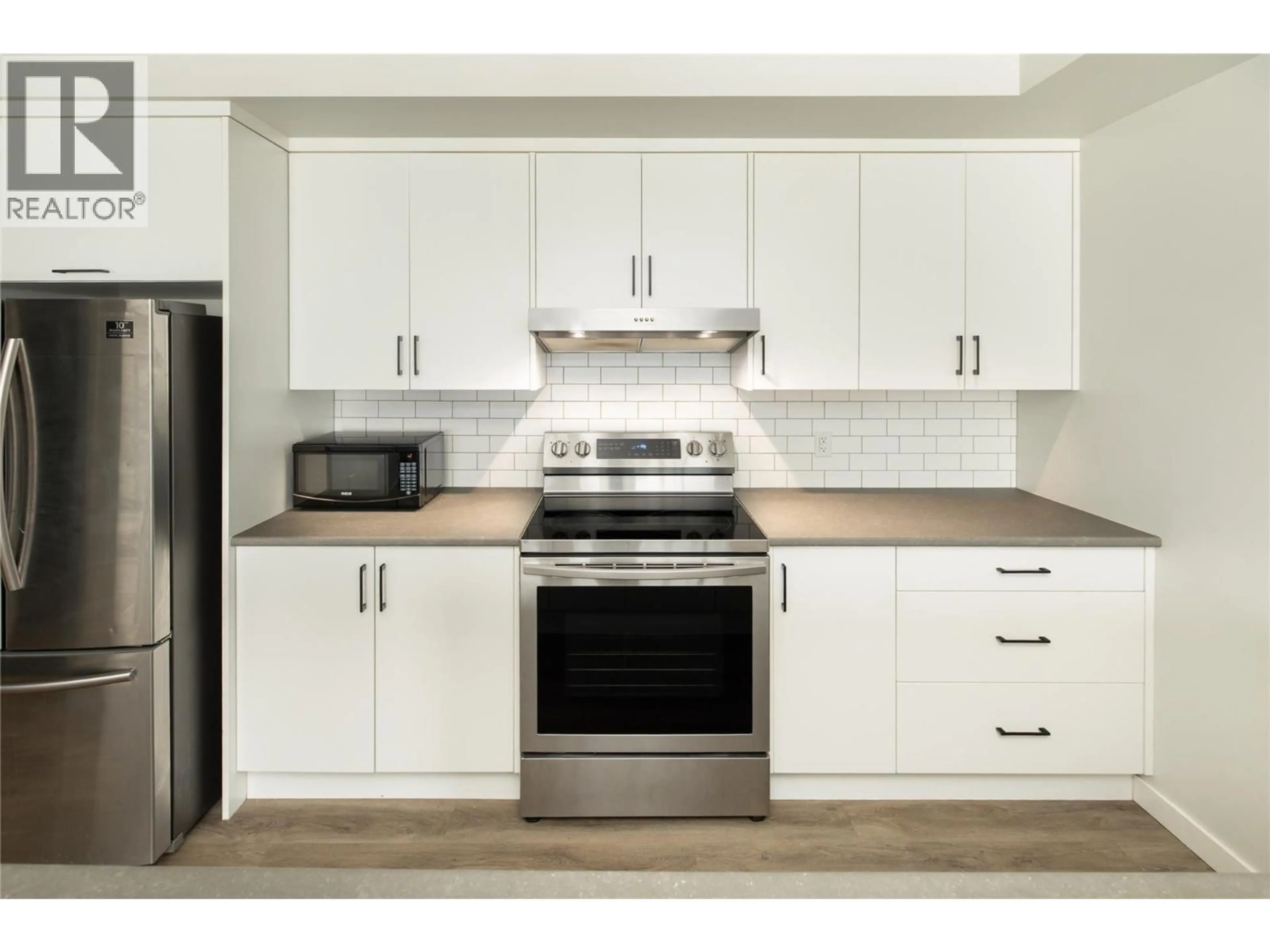 Standard kitchen, wood/laminate floor for 403 - 1215 ST. PAUL STREET, Kelowna British Columbia V1Y2C7