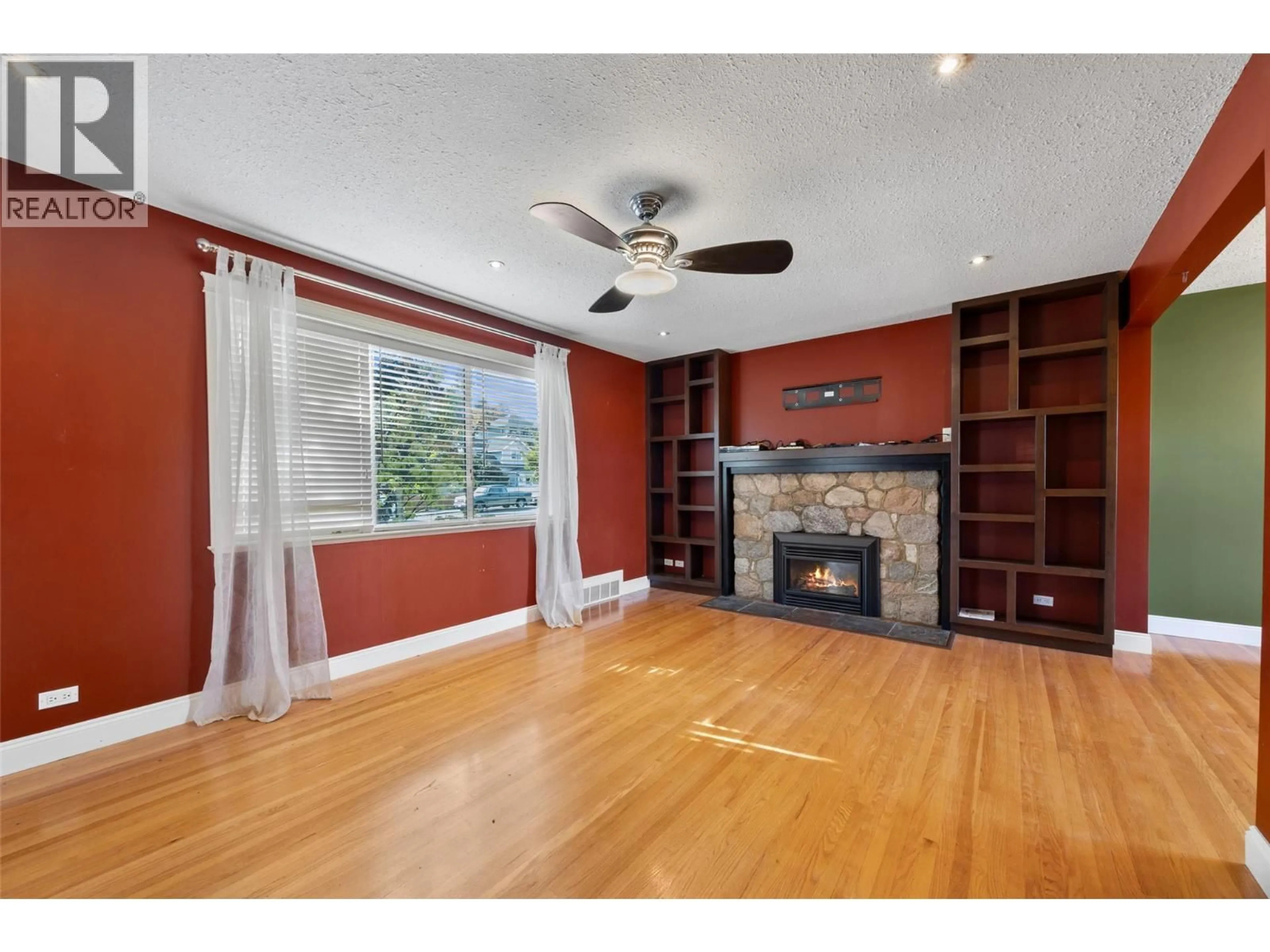 Living room with furniture, wood/laminate floor for 658 DOMINION STREET, Kamloops British Columbia V2C2X7