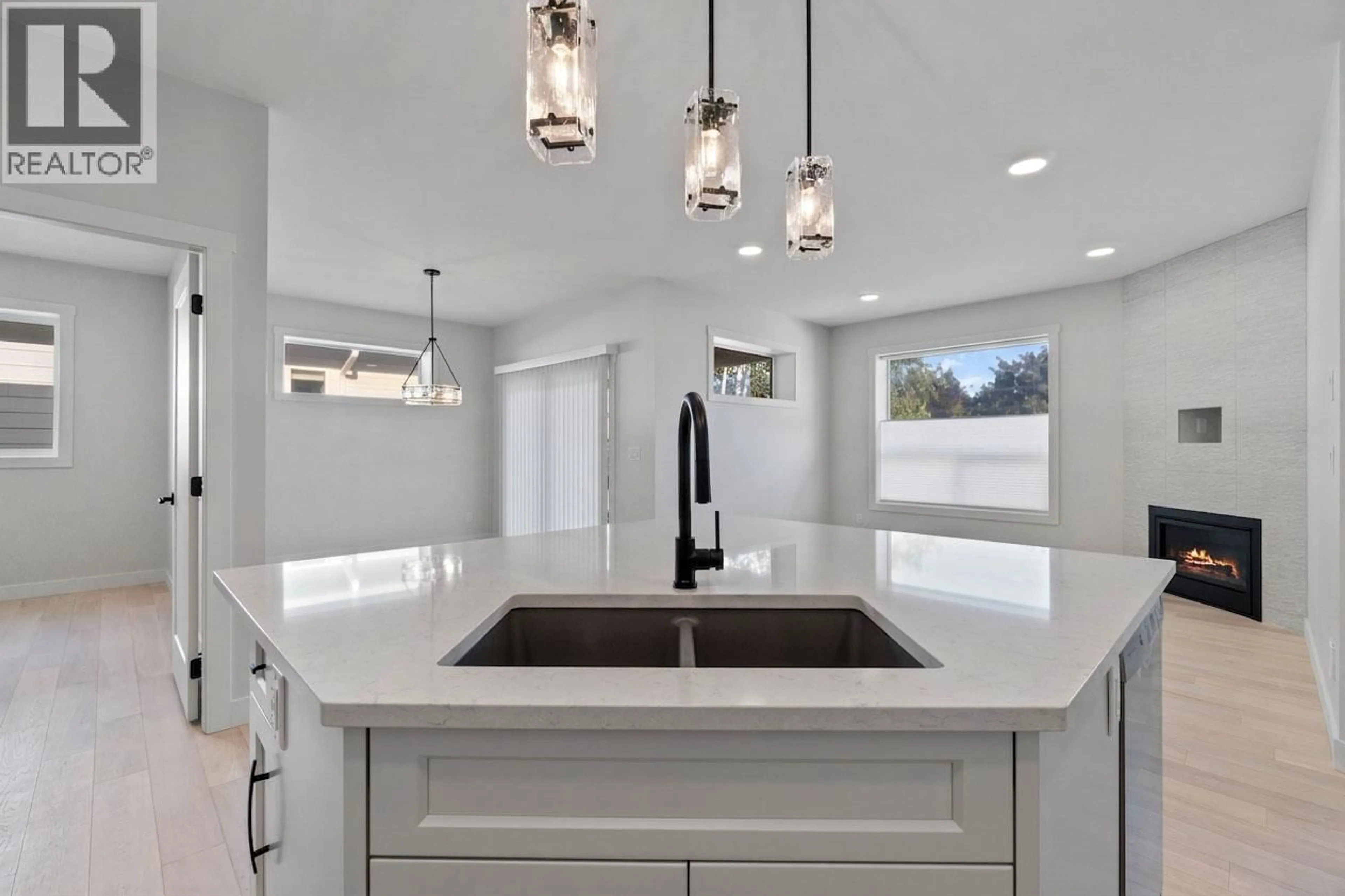 Contemporary kitchen, ceramic/tile floor for 9 - 1840 10 STREET SOUTHWEST, Salmon Arm British Columbia V1E0H2