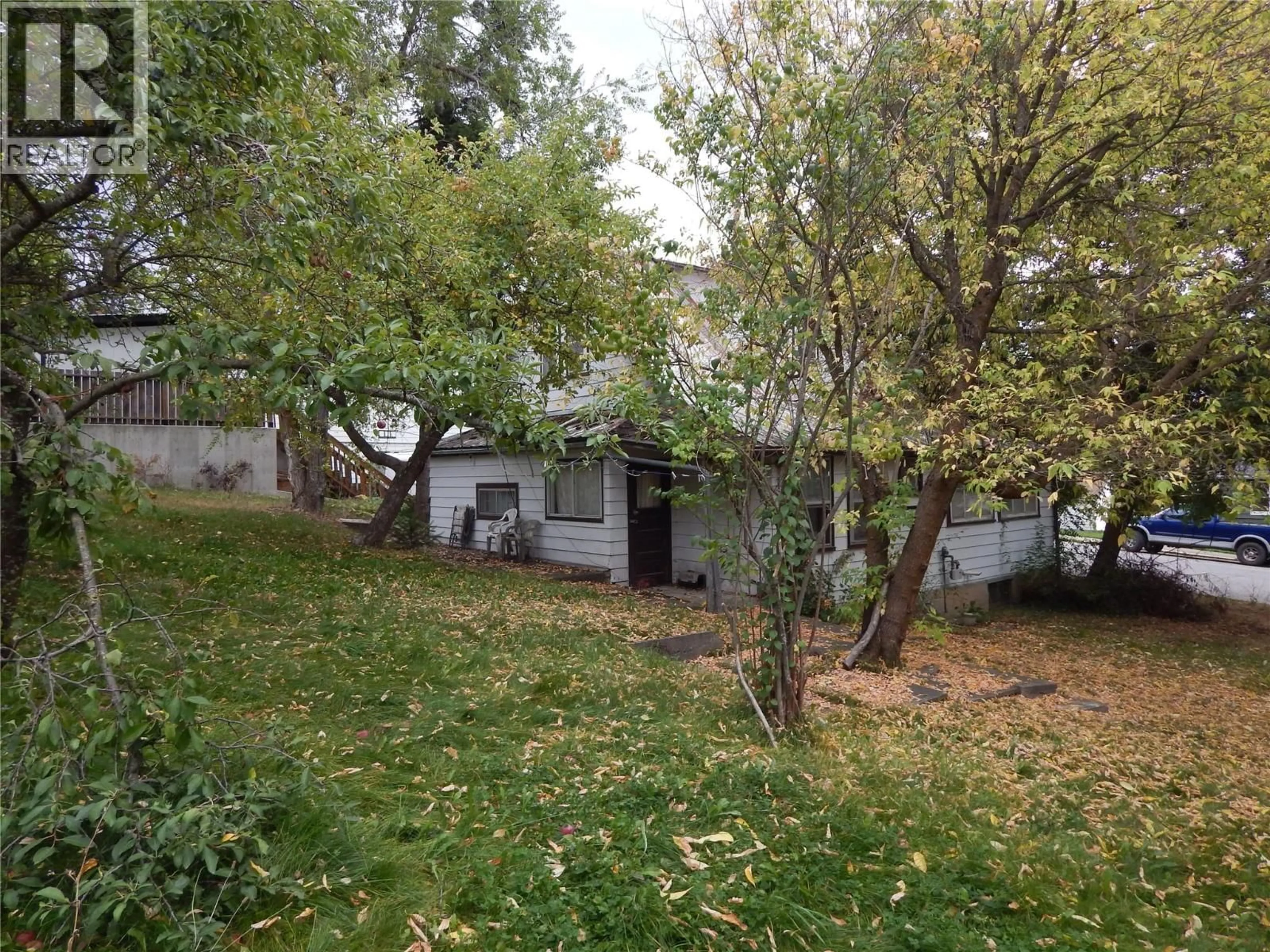 A pic from outside/outdoor area/front of a property/back of a property/a pic from drone, street for 916 COOK STREET, Creston British Columbia V0B1G3