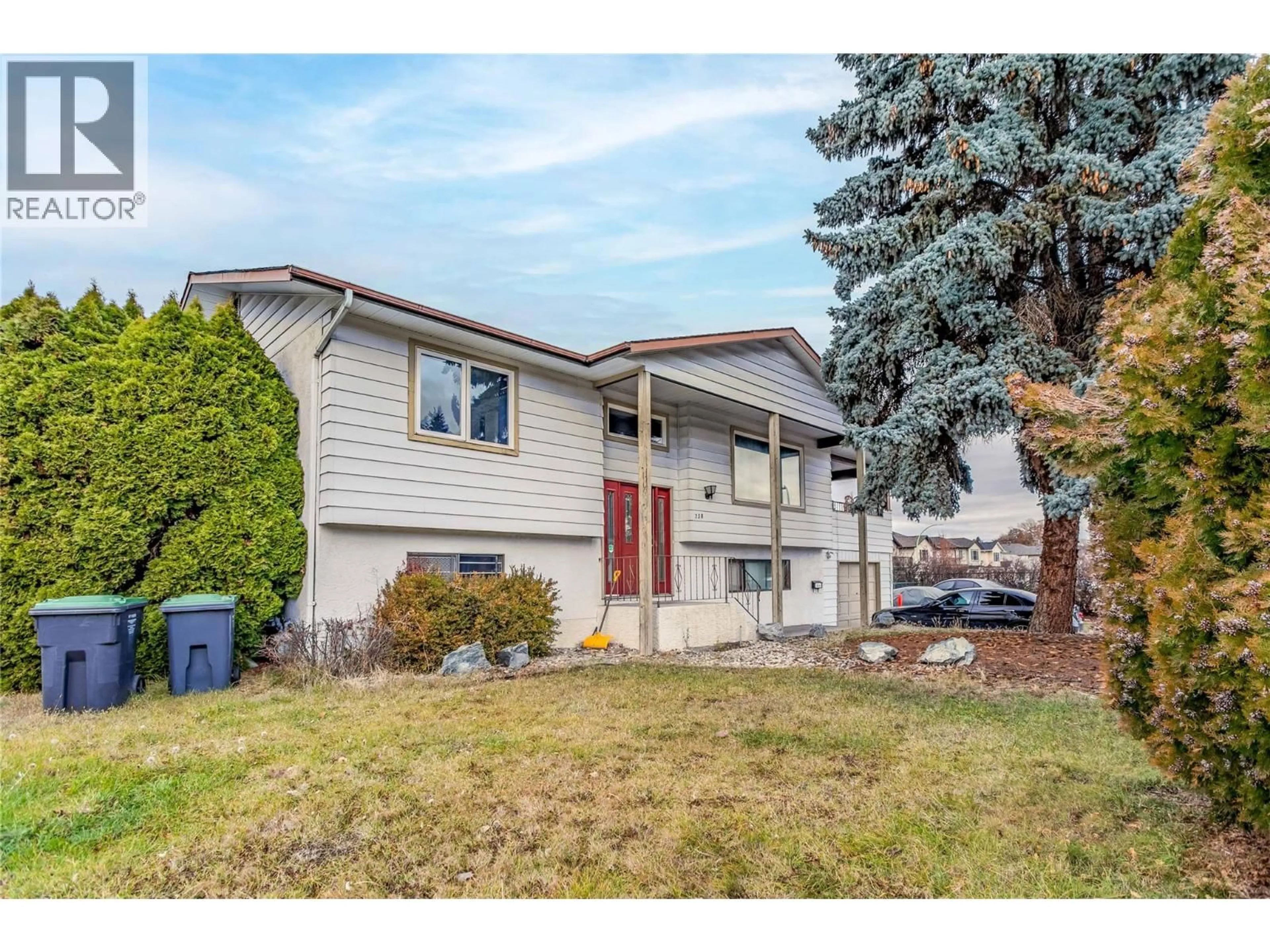 Home with vinyl exterior material, street for 758 JOSSELYN COURT, Kelowna British Columbia V1X6A4