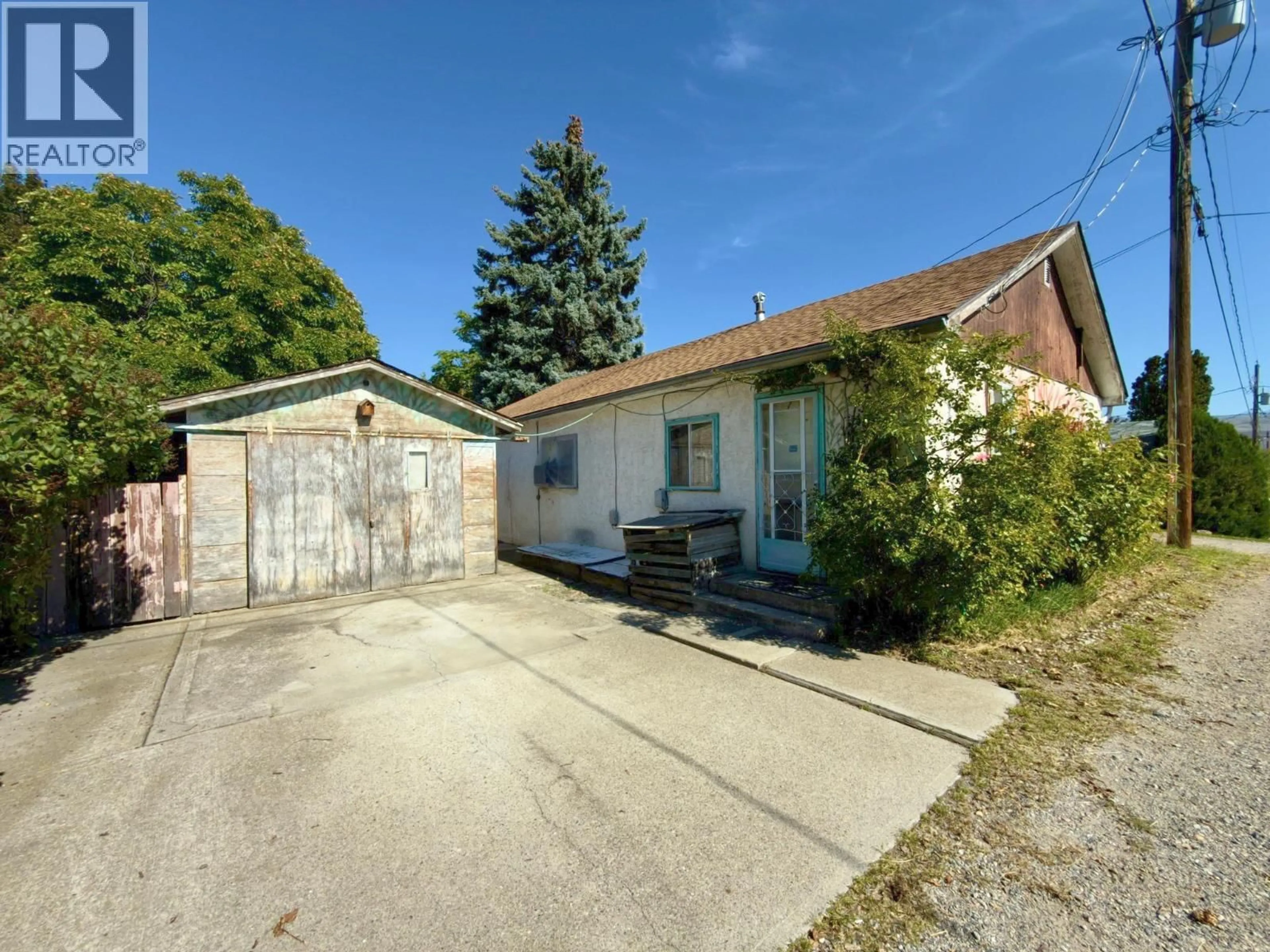 A pic from outside/outdoor area/front of a property/back of a property/a pic from drone, street for 875 TILTON AVENUE, Oliver British Columbia V0H1T0