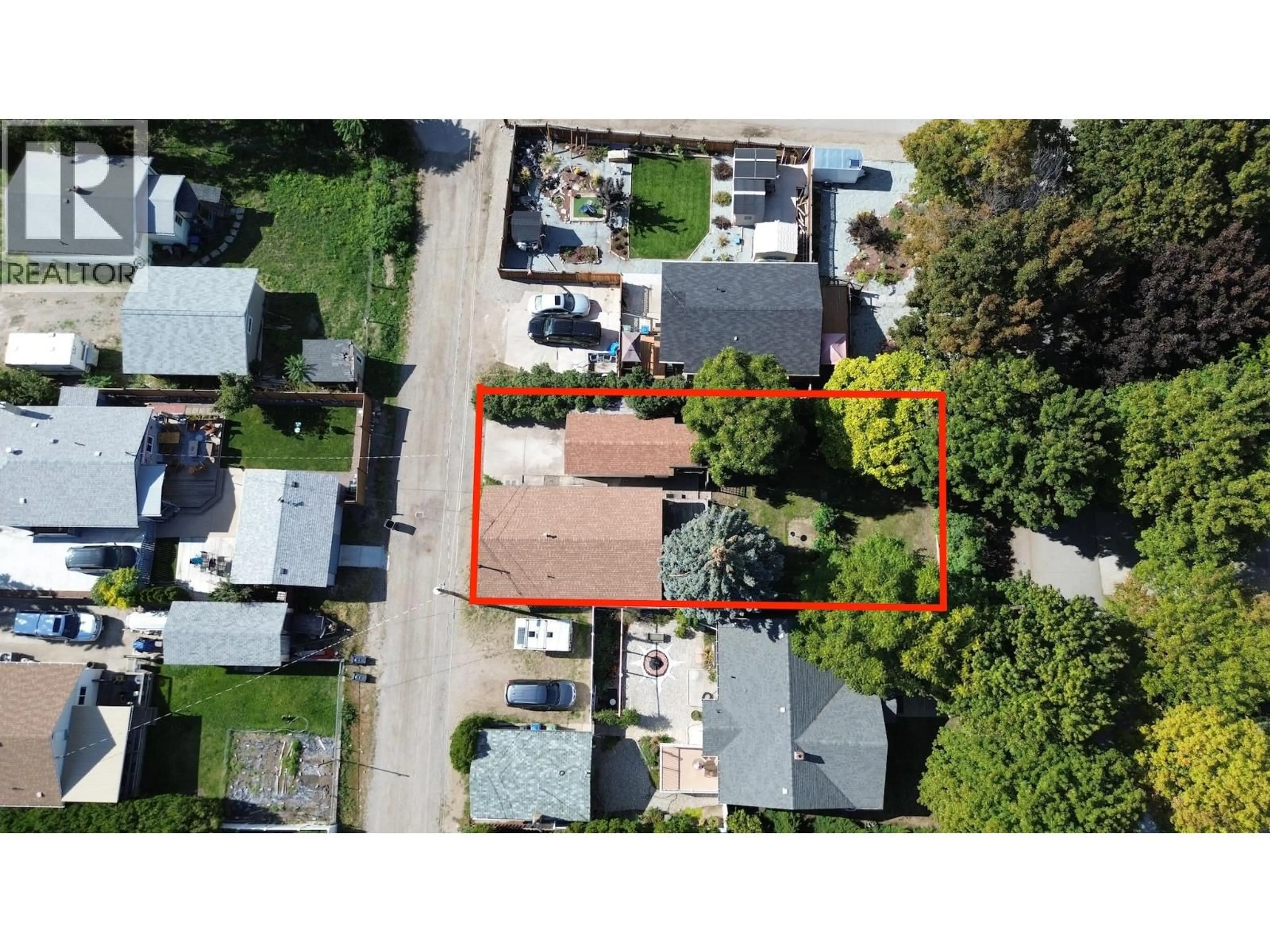 A pic from outside/outdoor area/front of a property/back of a property/a pic from drone, street for 875 TILTON AVENUE, Oliver British Columbia V0H1T0