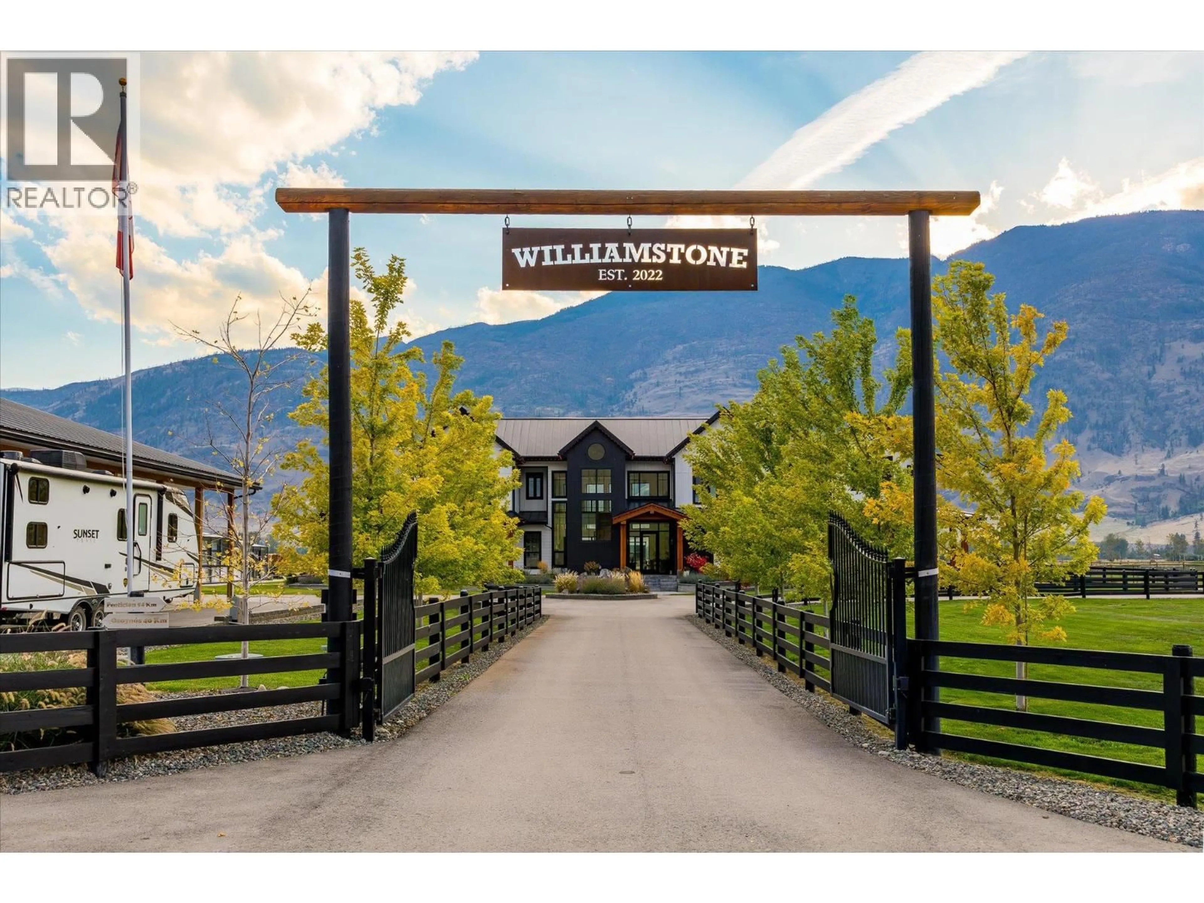 Indoor foyer for 1869 STEWART ROAD, Cawston British Columbia V0X1C1