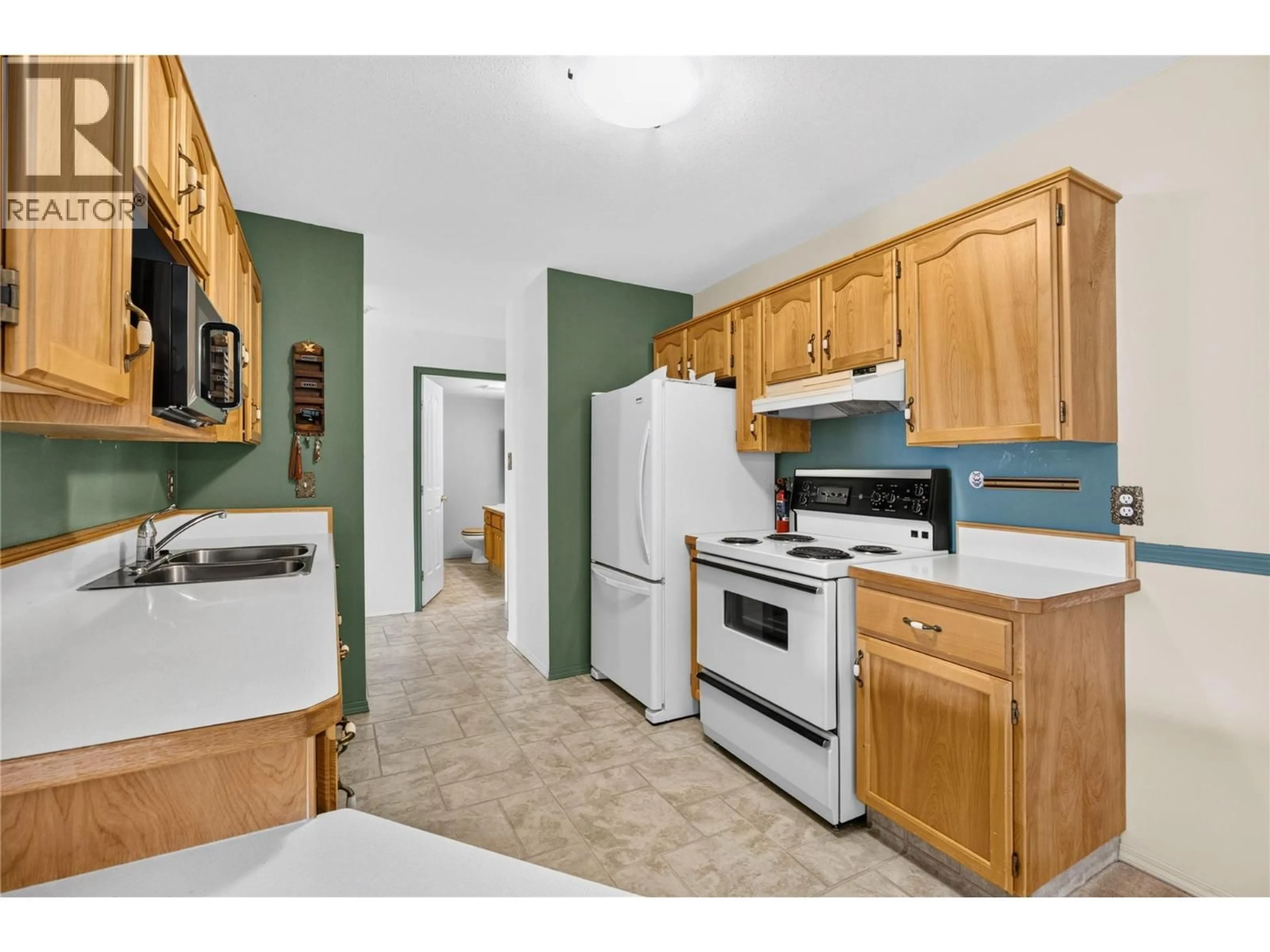Standard kitchen, unknown for 204 - 133 WINNIPEG STREET, Penticton British Columbia V2A6L2