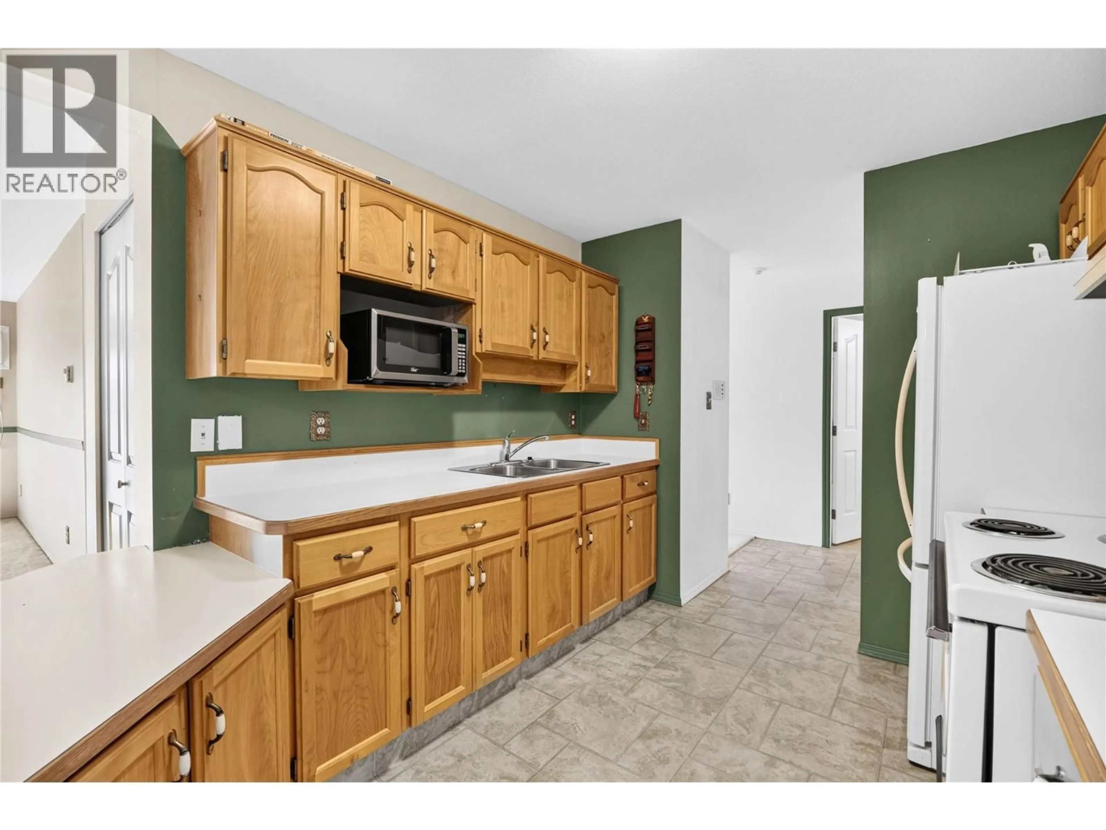 Standard kitchen, ceramic/tile floor for 204 - 133 WINNIPEG STREET, Penticton British Columbia V2A6L2