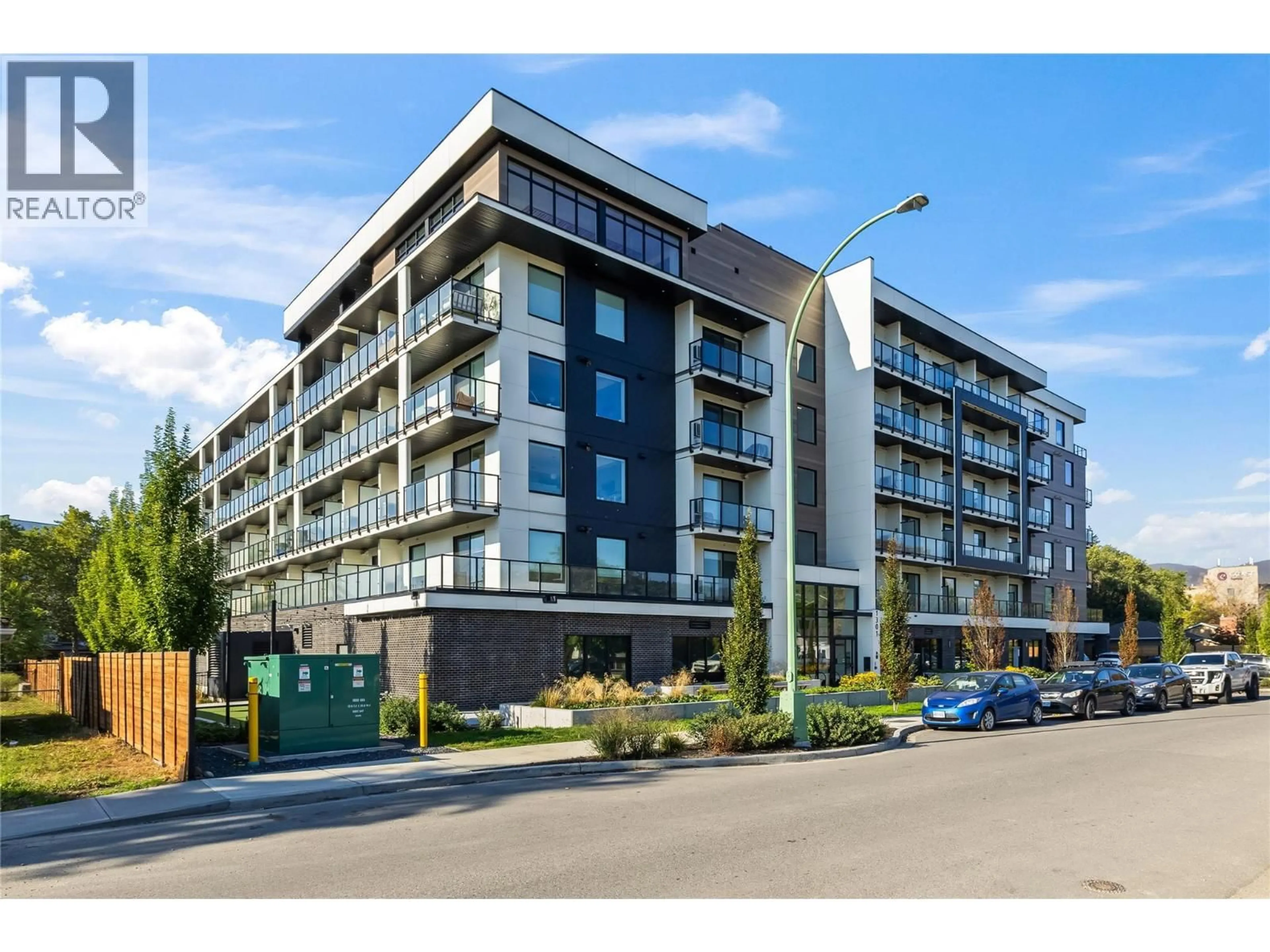 A pic from outside/outdoor area/front of a property/back of a property/a pic from drone, street for 445 - 1274 DEVONSHIRE AVENUE, Kelowna British Columbia V1Y0M7