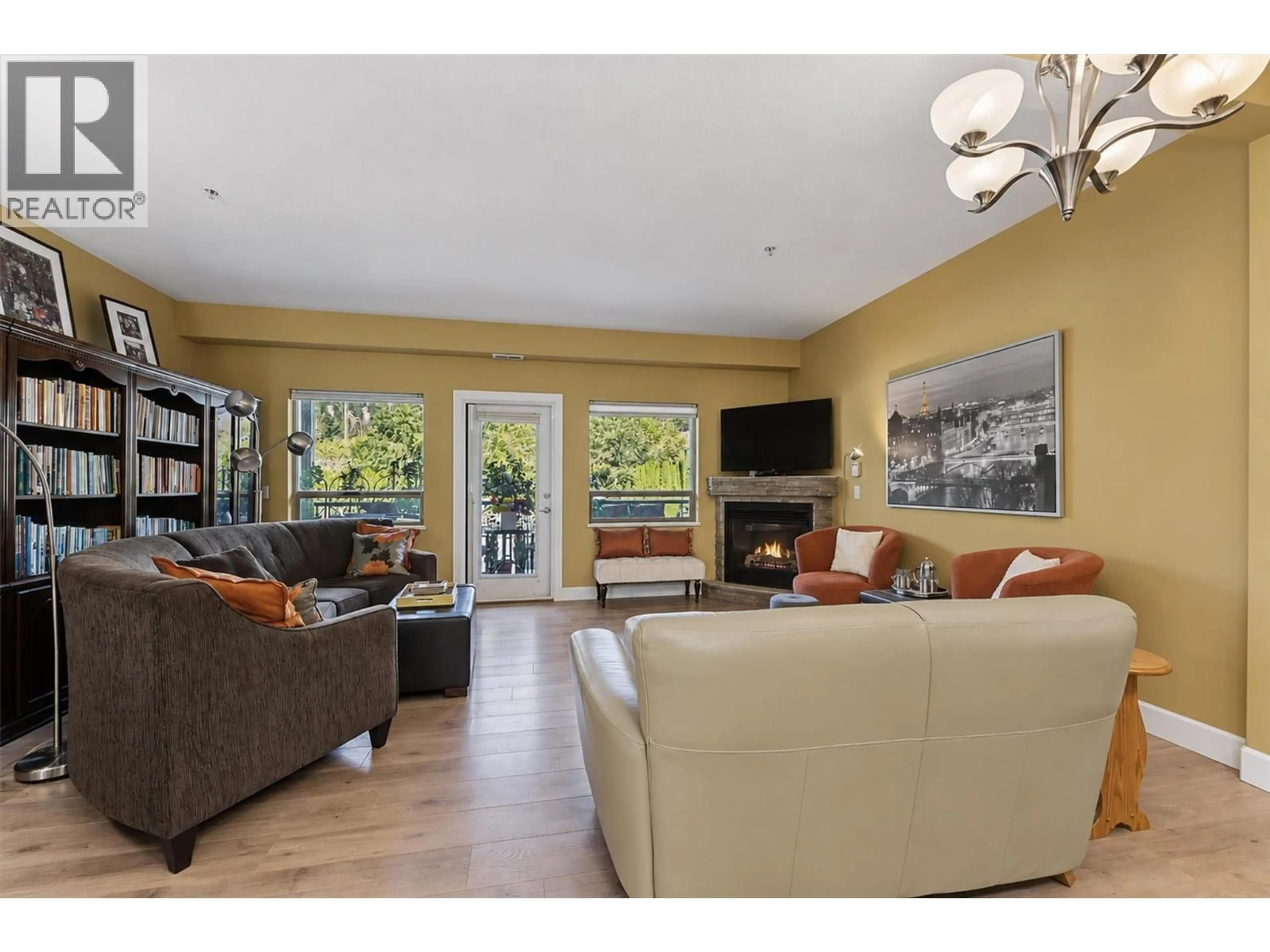 Living room with furniture, unknown for 236 - 3996 BEACH AVENUE, Peachland British Columbia V0H1X1