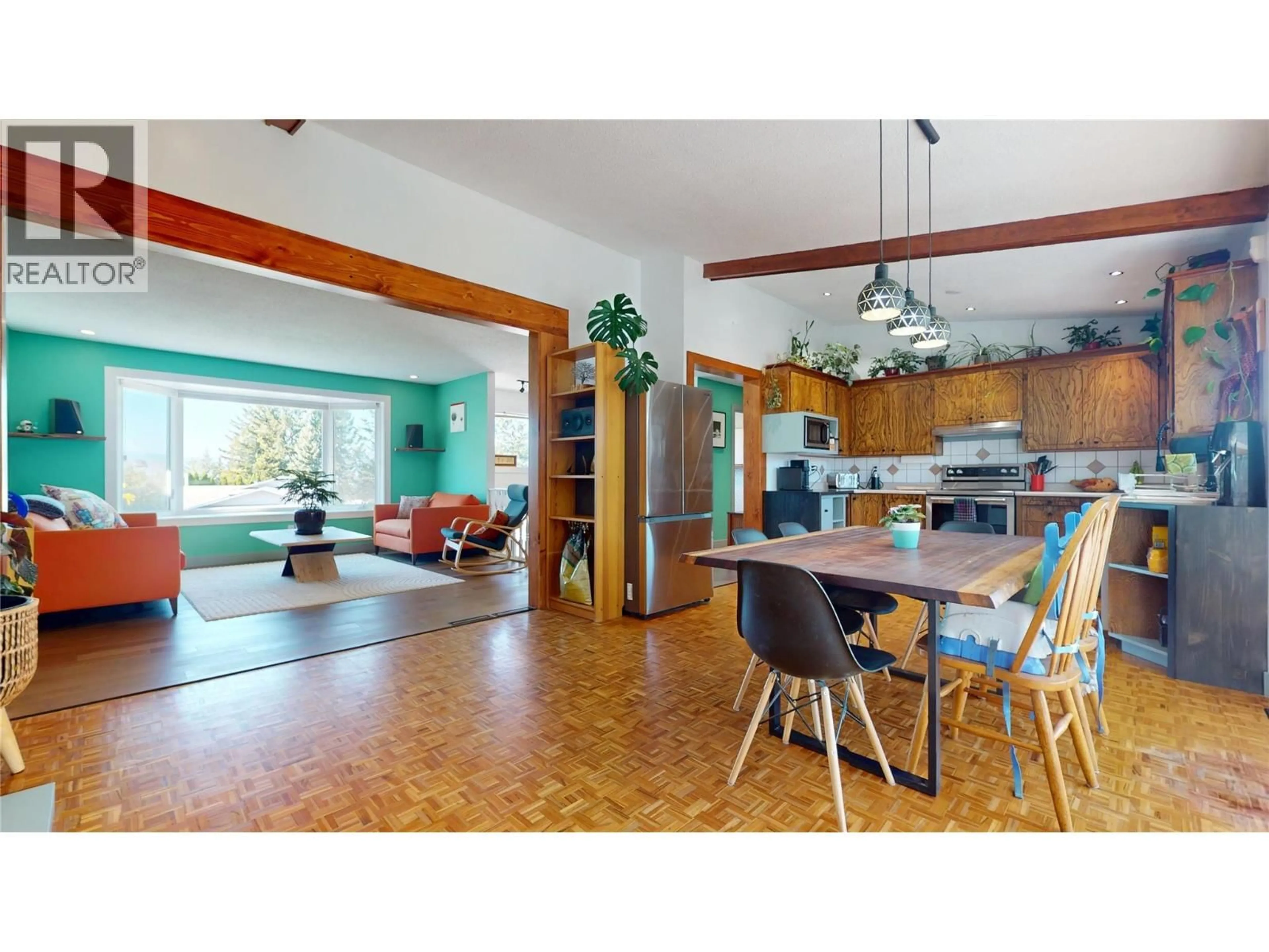 Open concept kitchen, wood/laminate floor for 3401 MOUNT ROYAL DRIVE NORTH, Cranbrook British Columbia V1C5R5