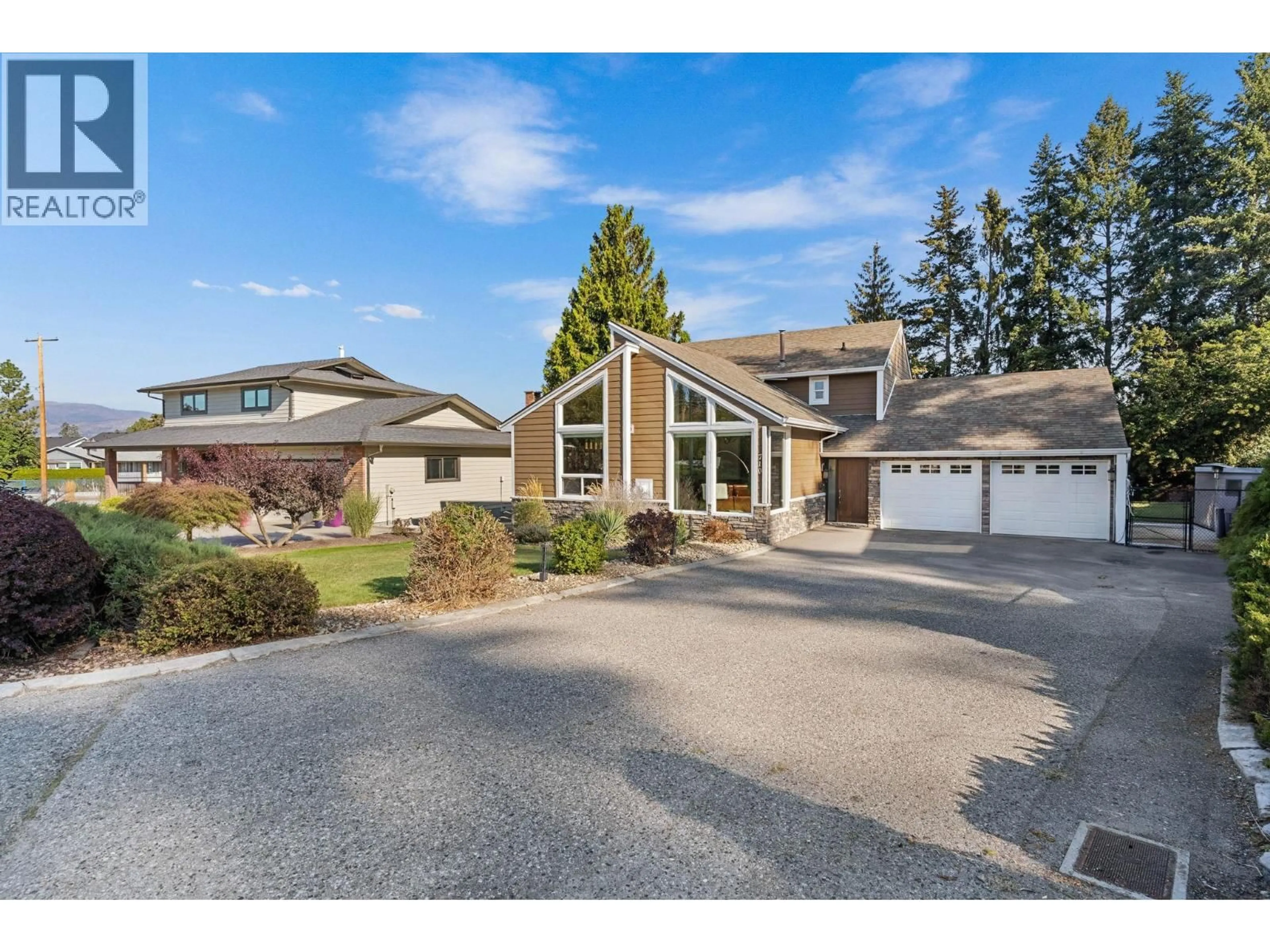Home with vinyl exterior material, street for 710 TOZER COURT, Kelowna British Columbia V1W2P8