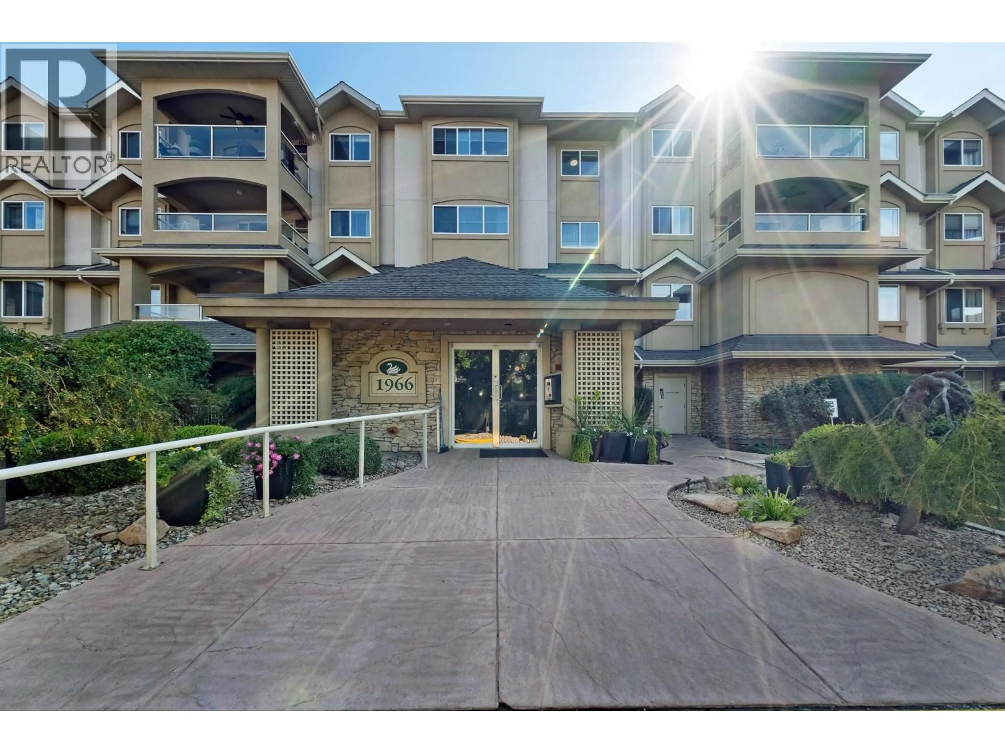 Indoor foyer for 313 - 1966 ENTERPRISE WAY, Kelowna British Columbia V1Y9S8
