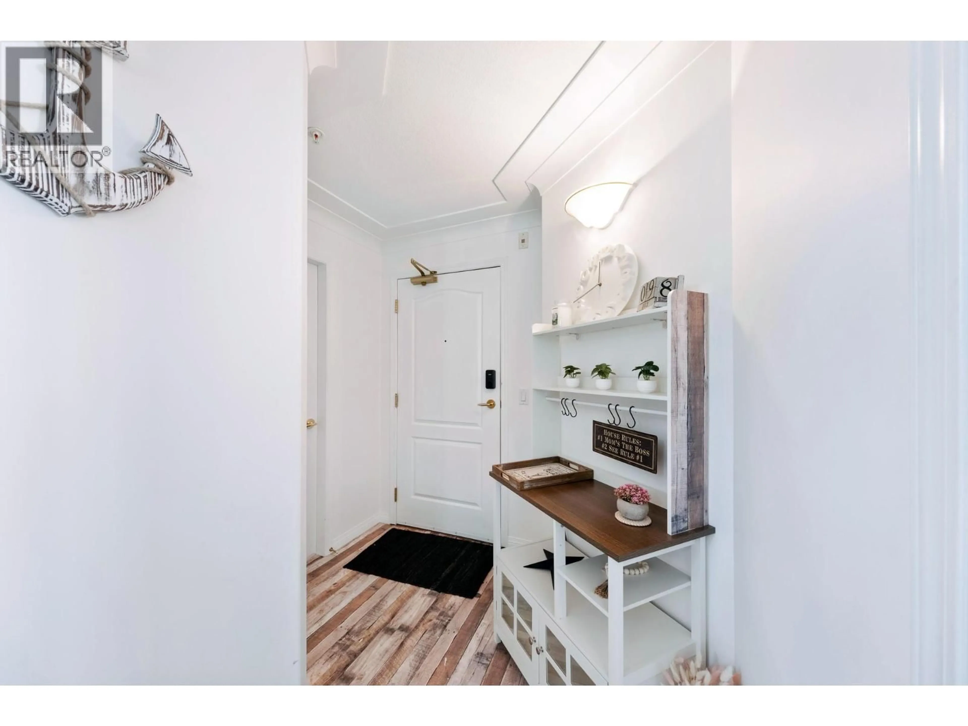 Indoor entryway for 313 - 1966 ENTERPRISE WAY, Kelowna British Columbia V1Y9S8