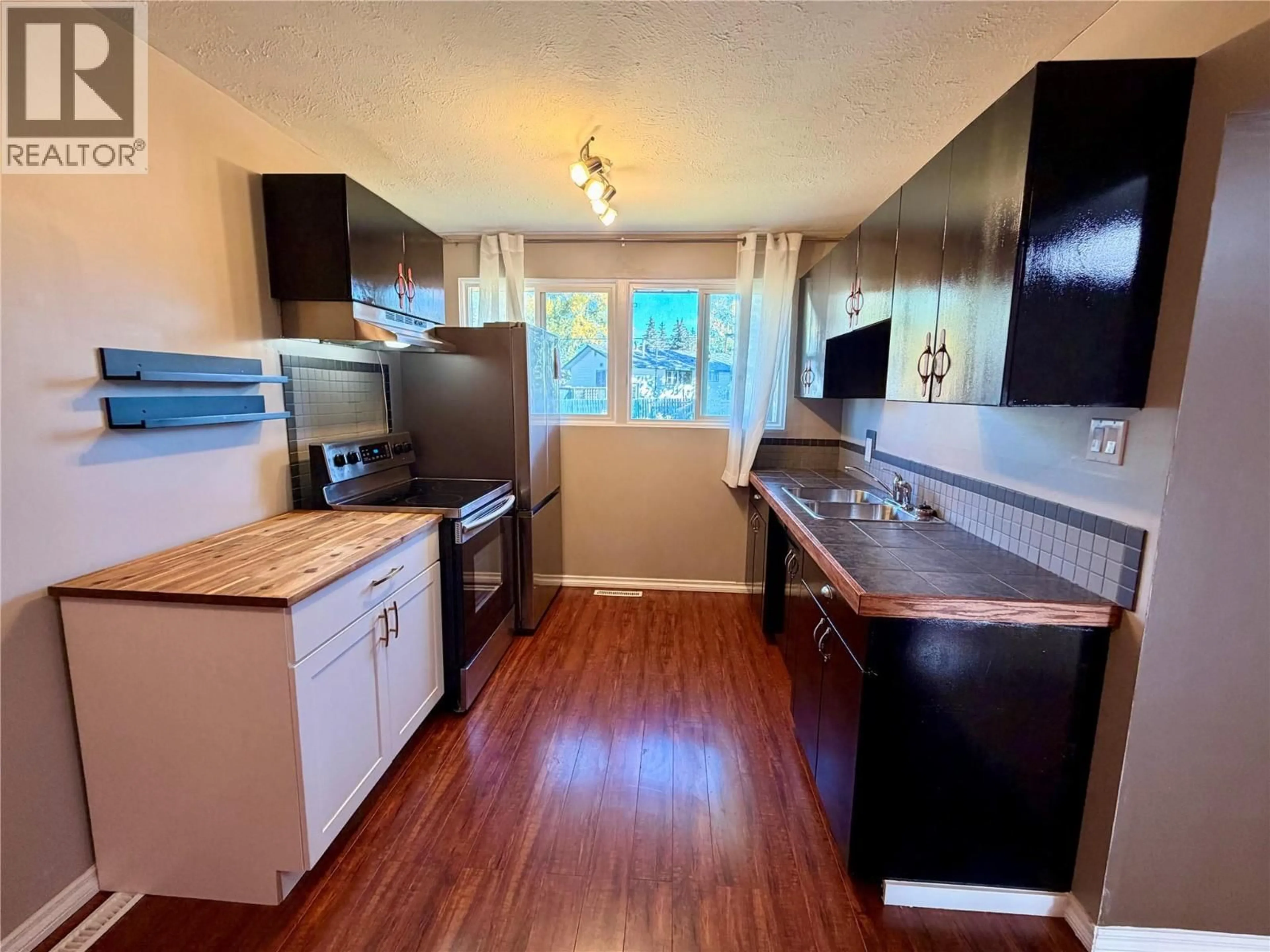 Standard kitchen, wood/laminate floor for 1916 93 AVENUE, Dawson Creek British Columbia V1G1E8