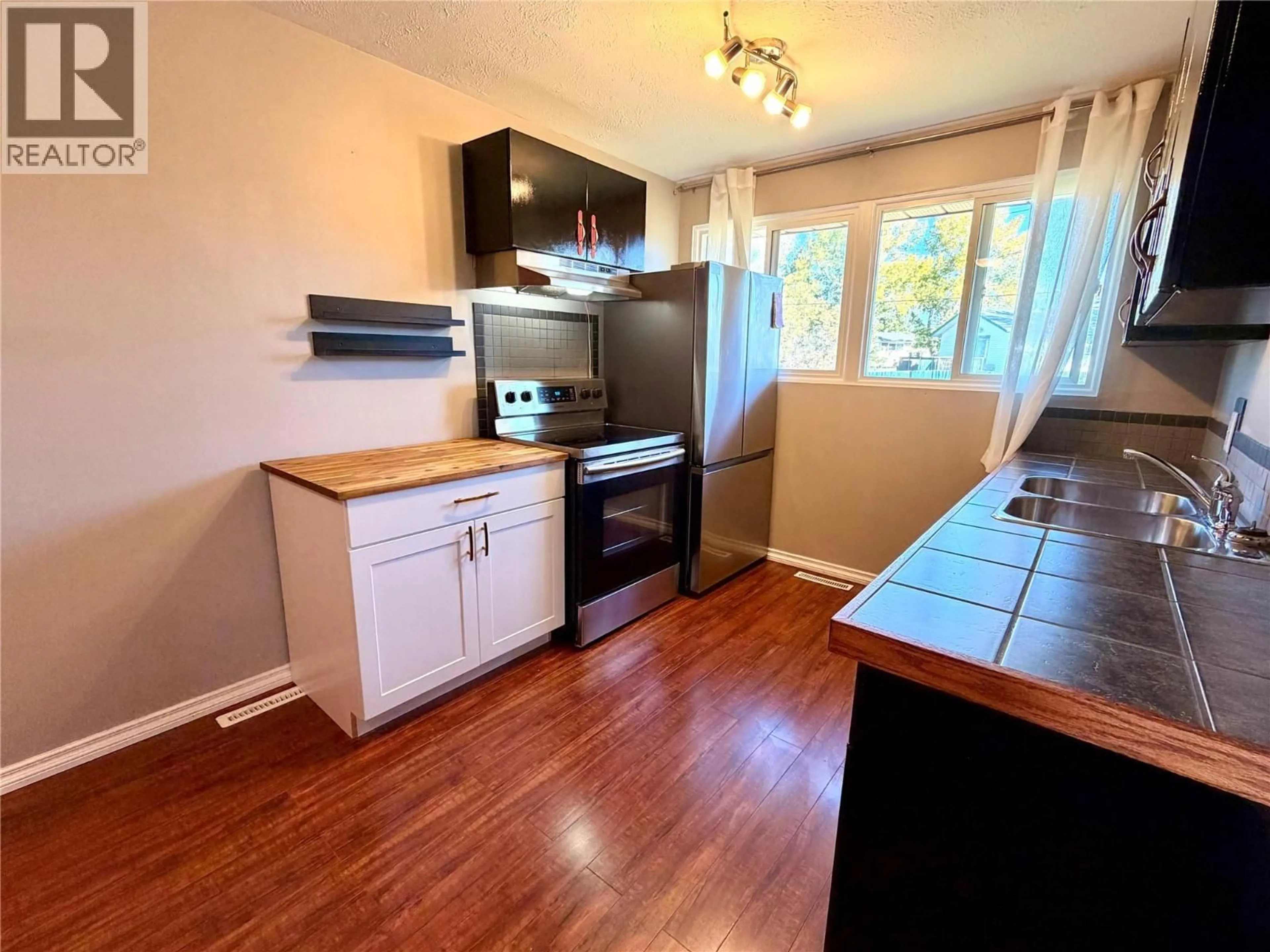 Standard kitchen, wood/laminate floor for 1916 93 AVENUE, Dawson Creek British Columbia V1G1E8