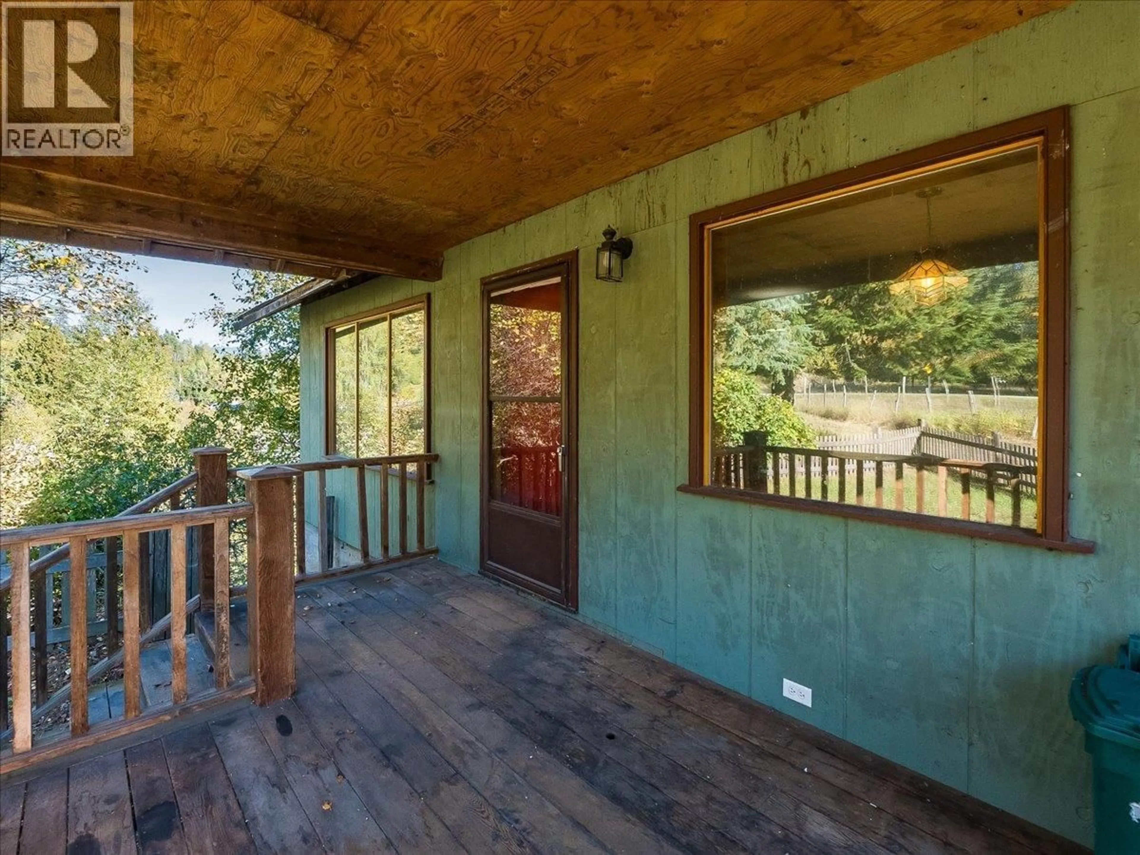Indoor foyer for 3168 PASS CREEK ROAD, Crescent Valley British Columbia V0G1H0