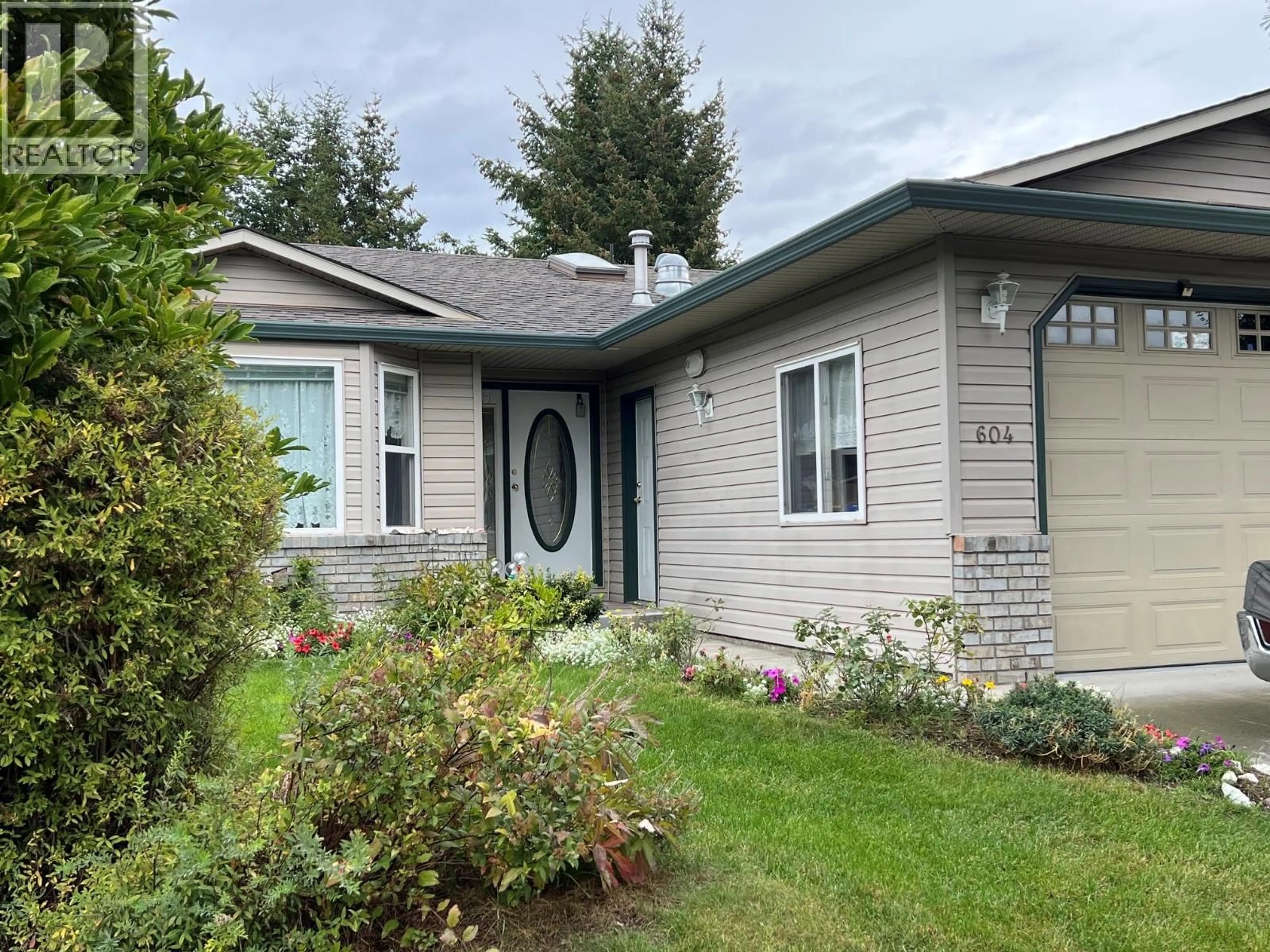 Home with vinyl exterior material, street for 604 6TH AVENUE, Vernon British Columbia V1H1Z1
